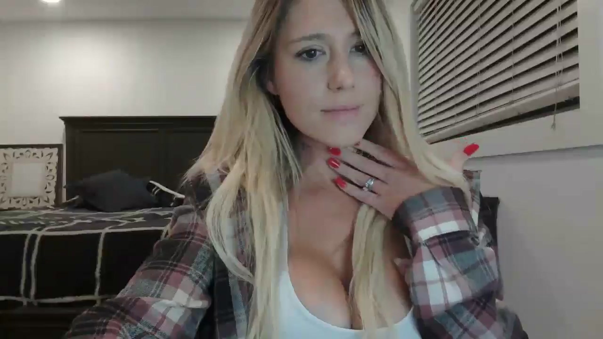 Gallery image thumbnail from blond_milf's myfreecams stream on, 12/20/2024, 06:33 image 6 of 20