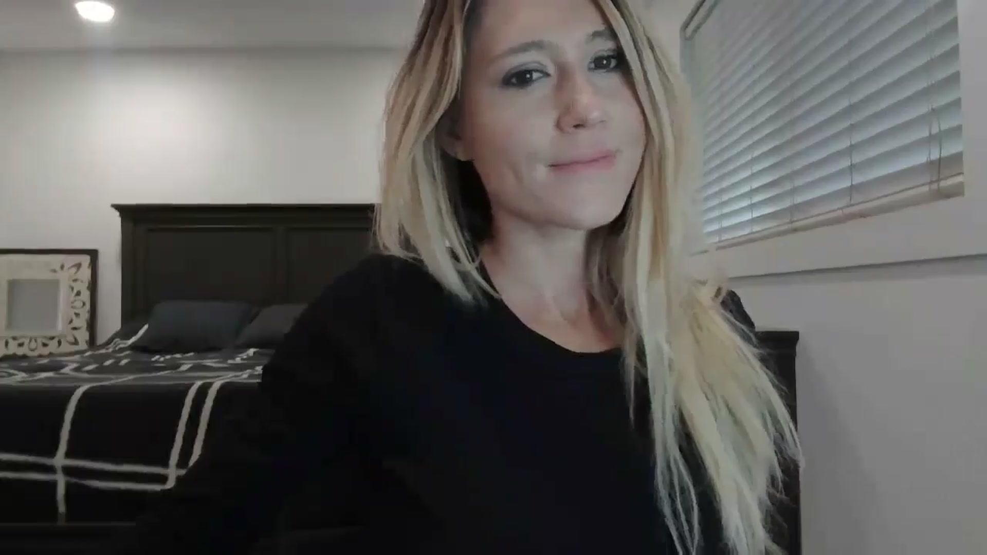 Gallery image thumbnail from blond_milf's myfreecams stream on, 01/03/2025, 21:19 image 17 of 20