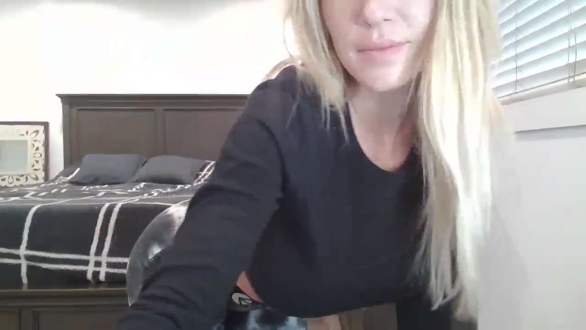 Gallery image thumbnail from blond_milf's myfreecams stream on, 01/03/2025, 21:19 image 19 of 20