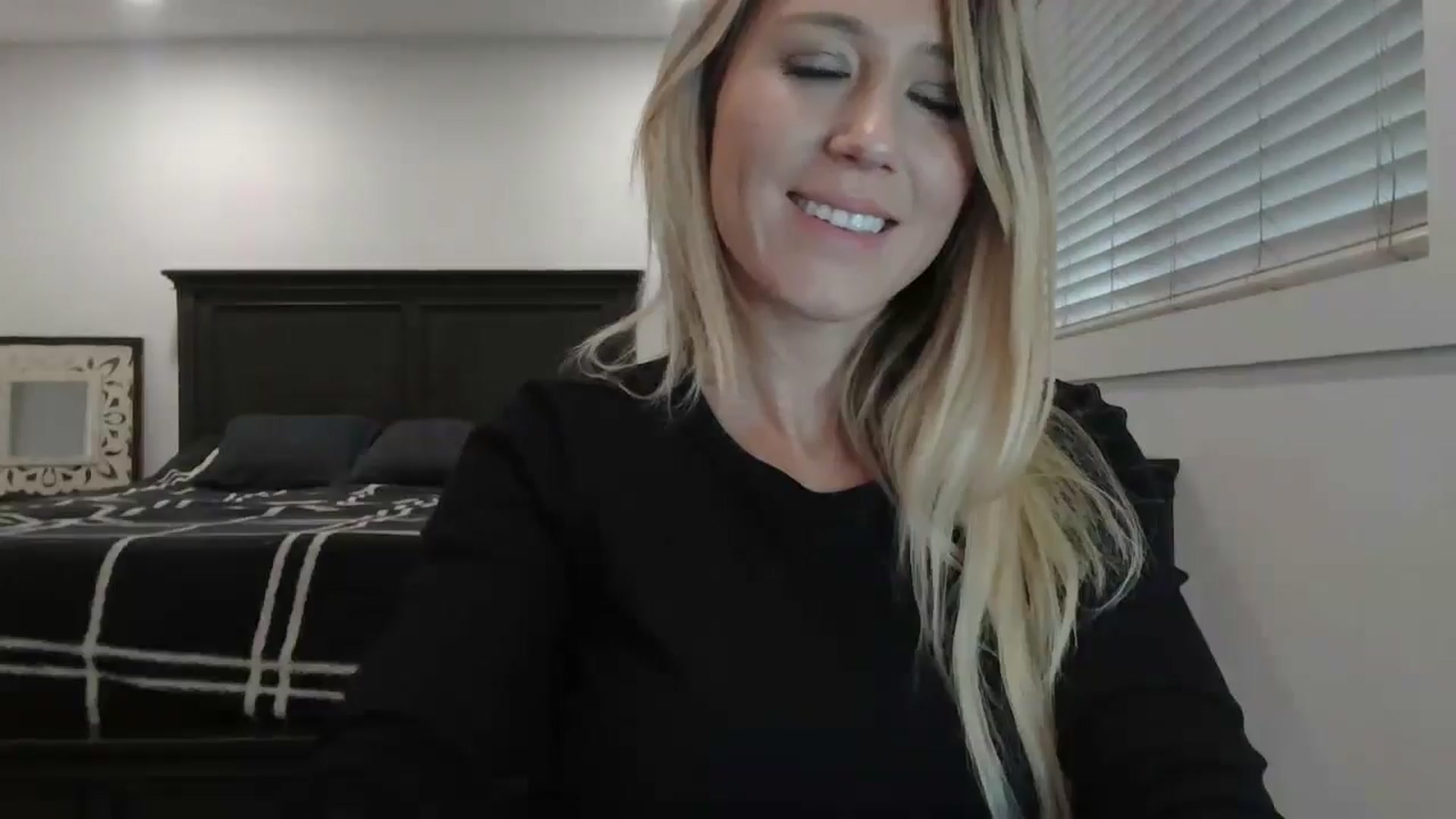 Gallery image thumbnail from blond_milf's myfreecams stream on, 01/03/2025, 21:19 image 18 of 20
