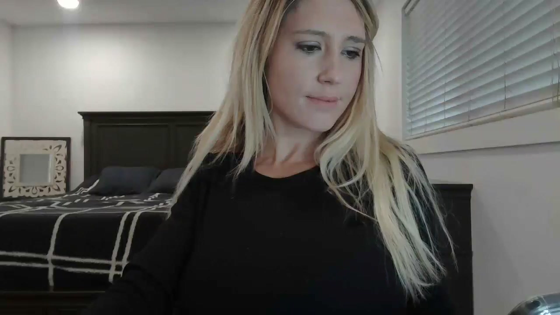 Gallery image thumbnail from blond_milf's myfreecams stream on, 01/03/2025, 21:19 image 15 of 20