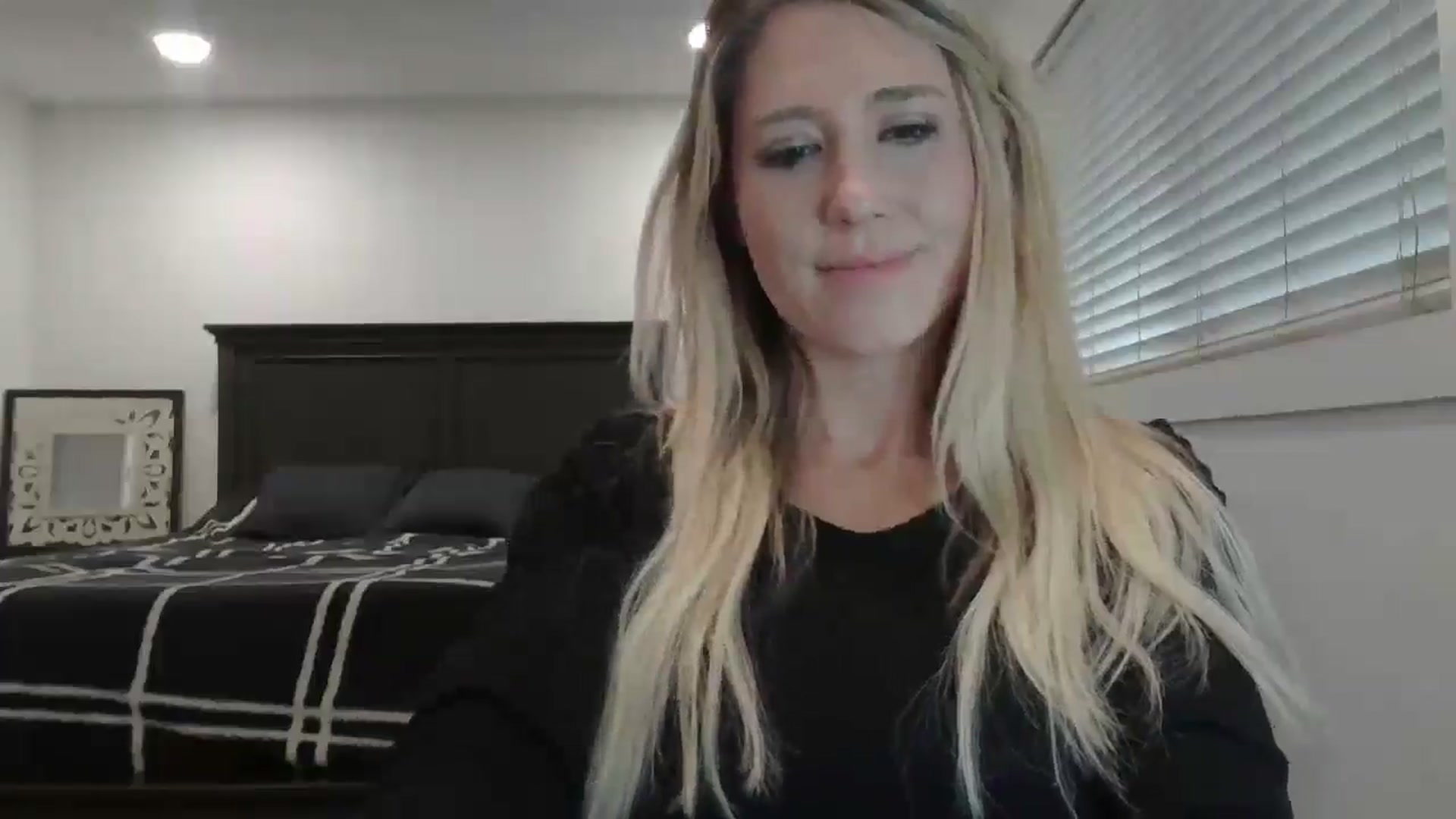 Gallery image thumbnail from blond_milf's myfreecams stream on, 01/03/2025, 21:19 image 5 of 20