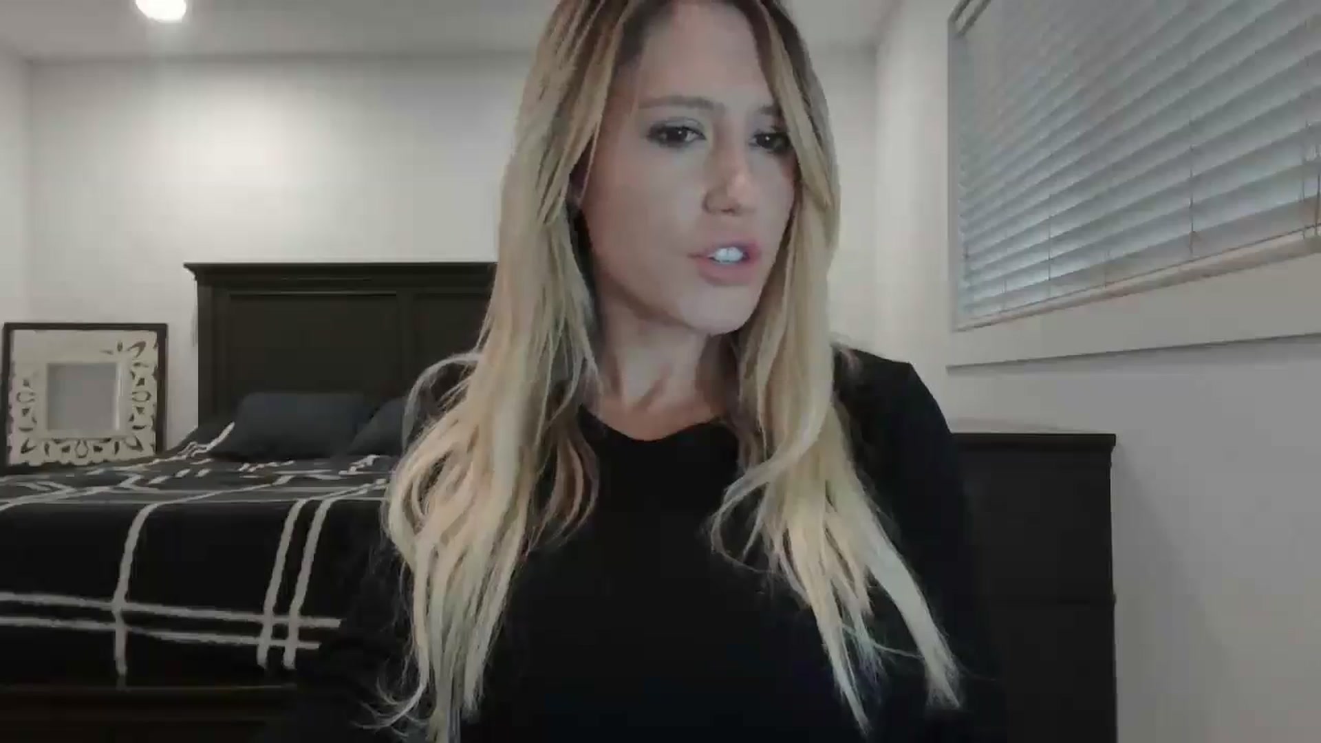 Gallery image thumbnail from blond_milf's myfreecams stream on, 01/03/2025, 21:19 image 12 of 20