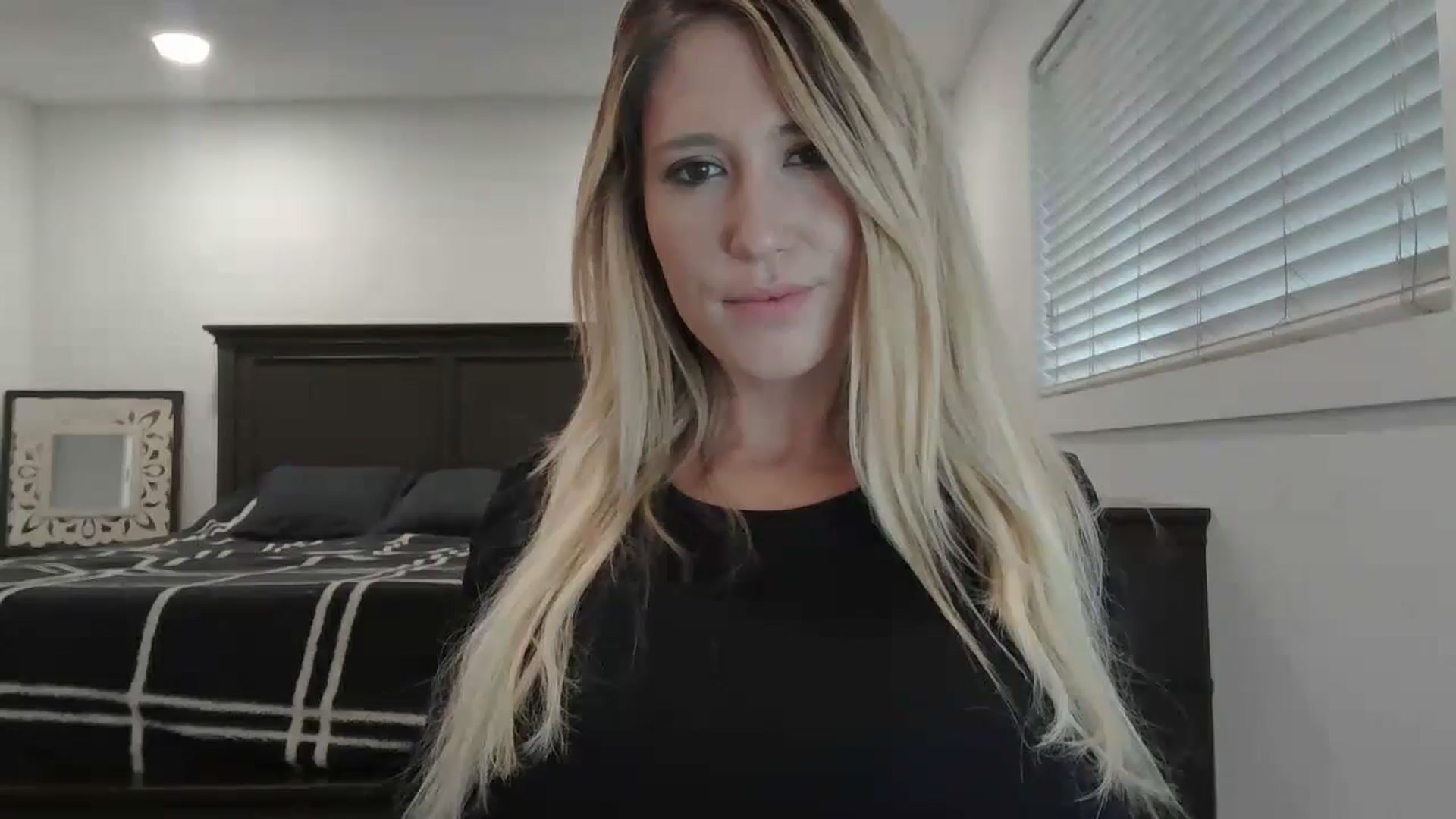 Gallery image thumbnail from blond_milf's myfreecams stream on, 01/03/2025, 21:19 image 7 of 20