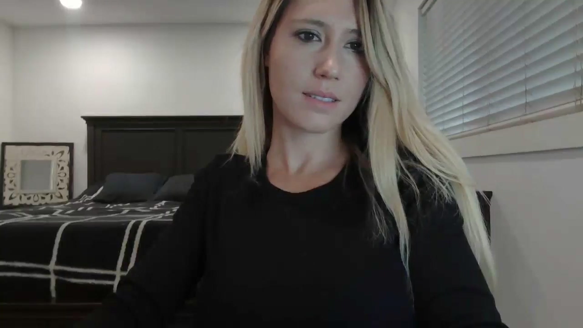 Gallery image thumbnail from blond_milf's myfreecams stream on, 01/03/2025, 21:19 image 14 of 20