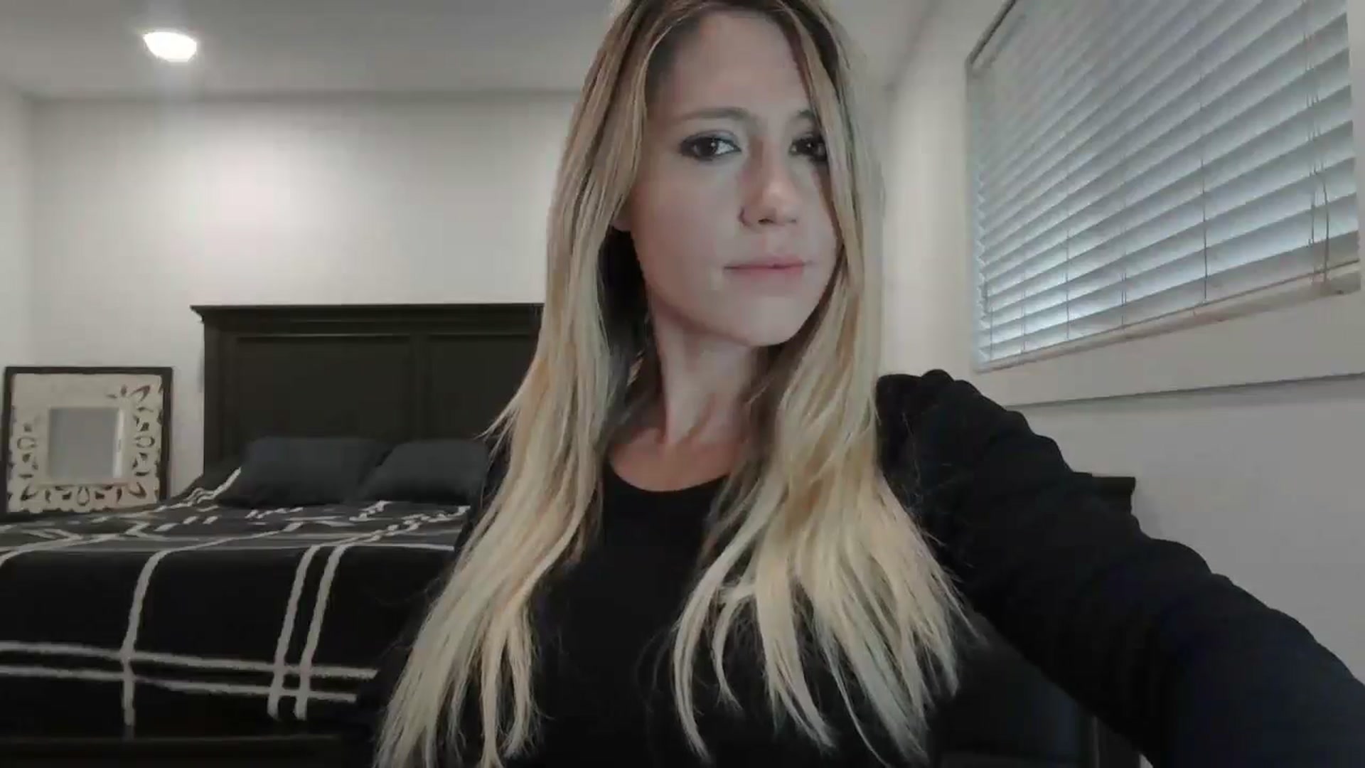 Gallery image thumbnail from blond_milf's myfreecams stream on, 01/03/2025, 21:19 image 4 of 20