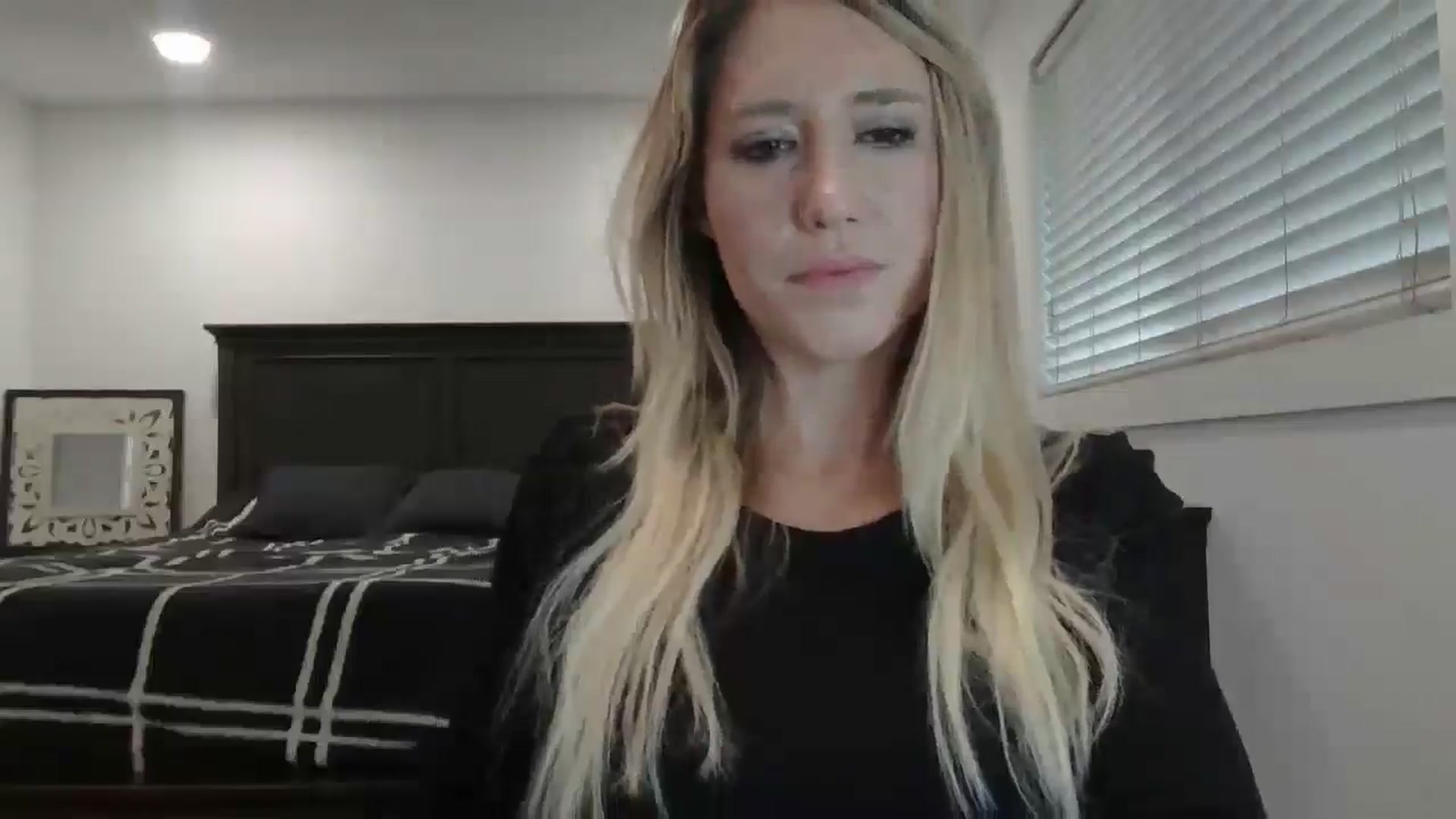 Gallery image thumbnail from blond_milf's myfreecams stream on, 01/03/2025, 21:19 image 6 of 20