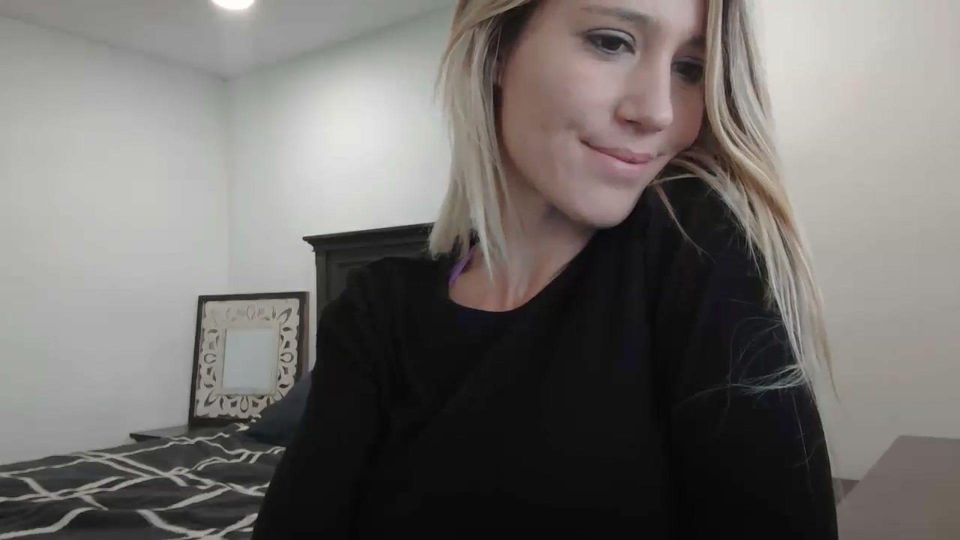 Gallery image thumbnail from blond_milf's myfreecams stream on, 01/03/2025, 22:21 image 9 of 20