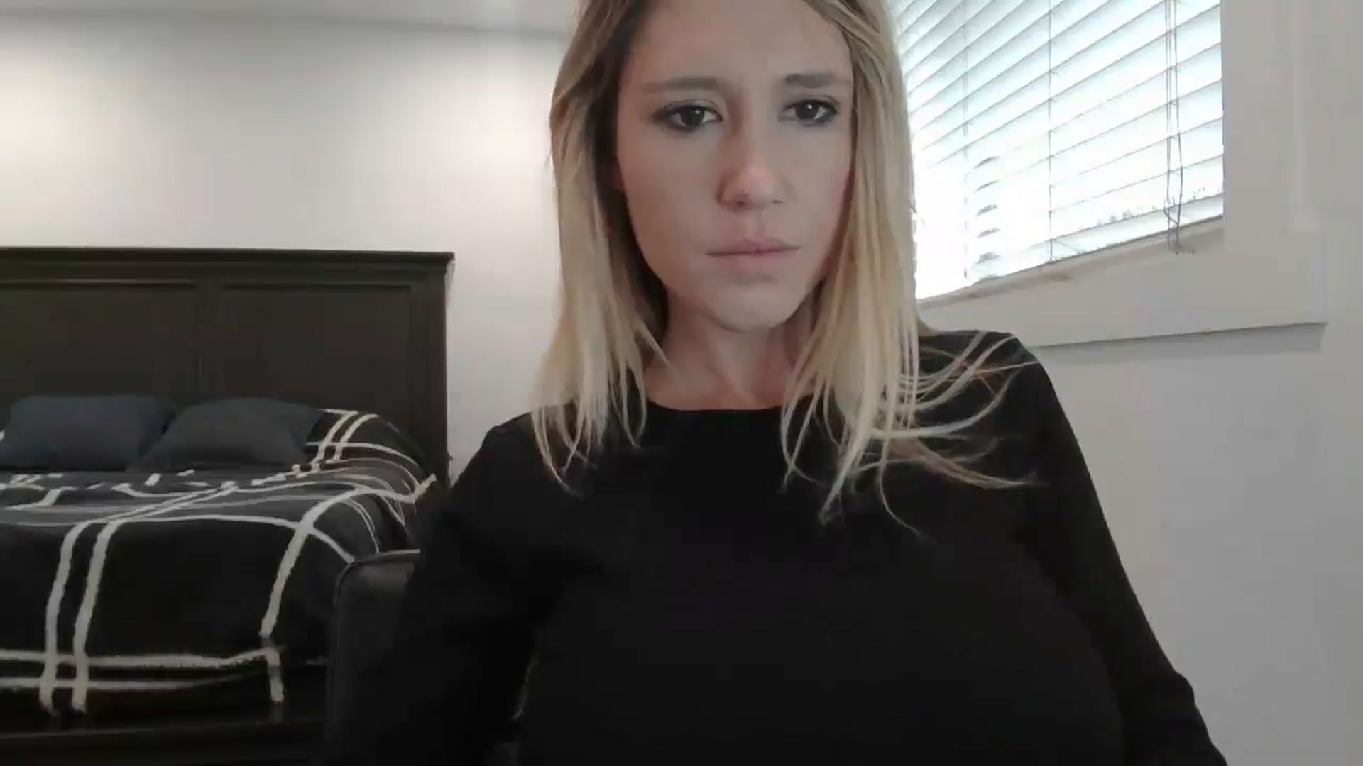 Gallery image thumbnail from blond_milf's myfreecams stream on, 01/03/2025, 22:21 image 12 of 20