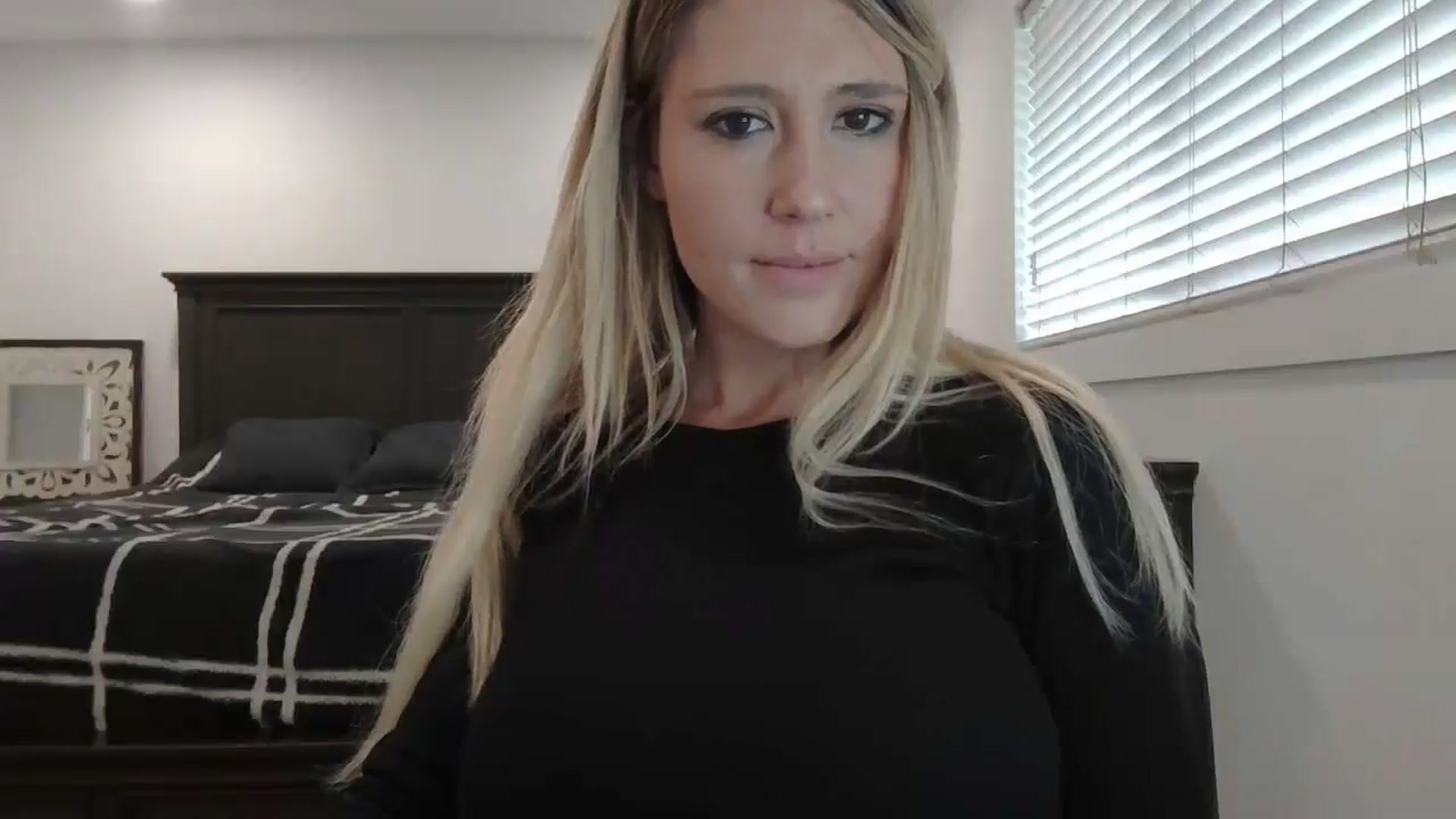 Gallery image thumbnail from blond_milf's myfreecams stream on, 01/03/2025, 22:21 image 2 of 20