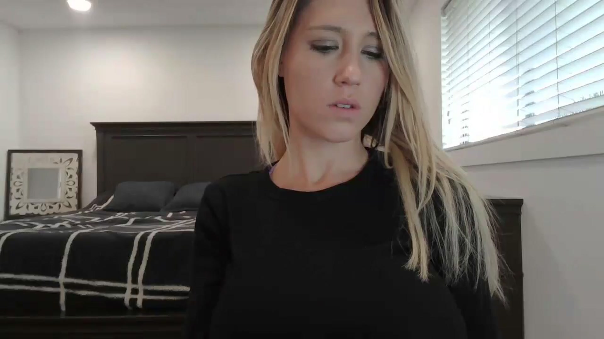 Gallery image thumbnail from blond_milf's myfreecams stream on, 01/03/2025, 22:21 image 6 of 20
