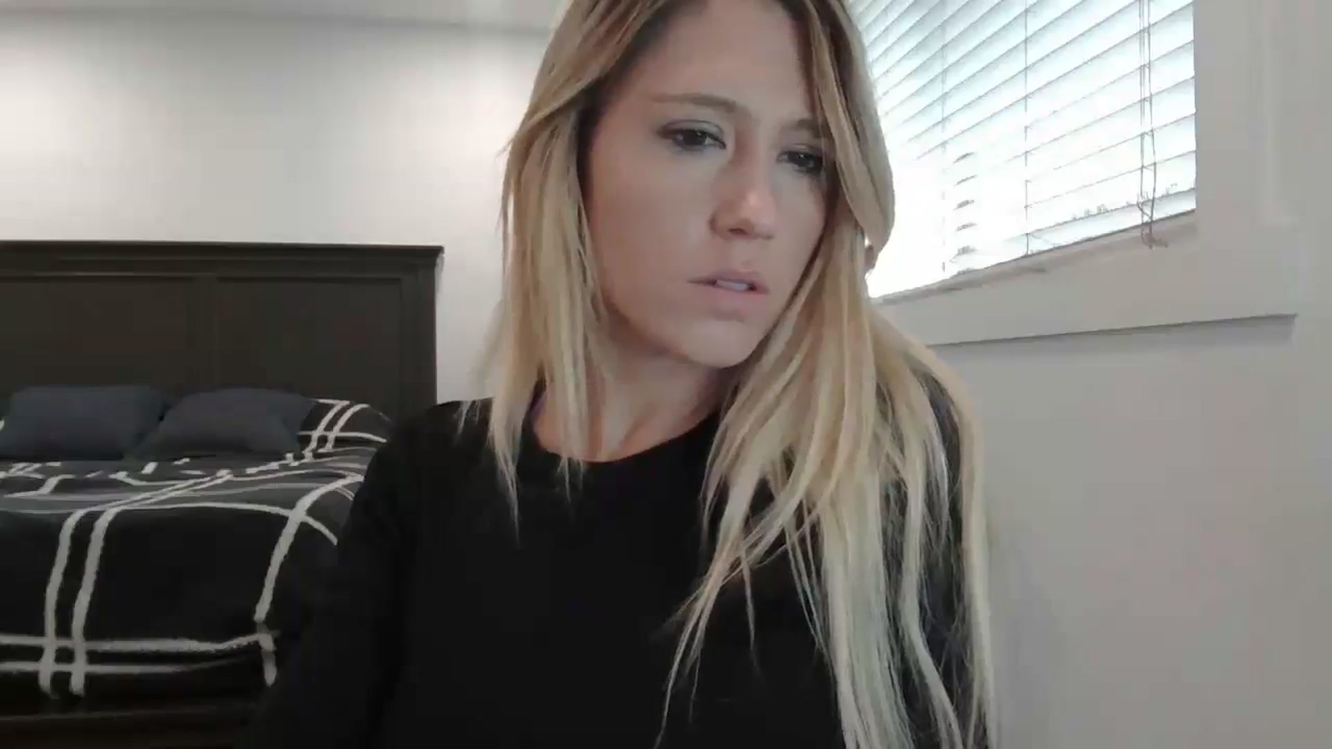 Gallery image thumbnail from blond_milf's myfreecams stream on, 01/03/2025, 22:21 image 13 of 20