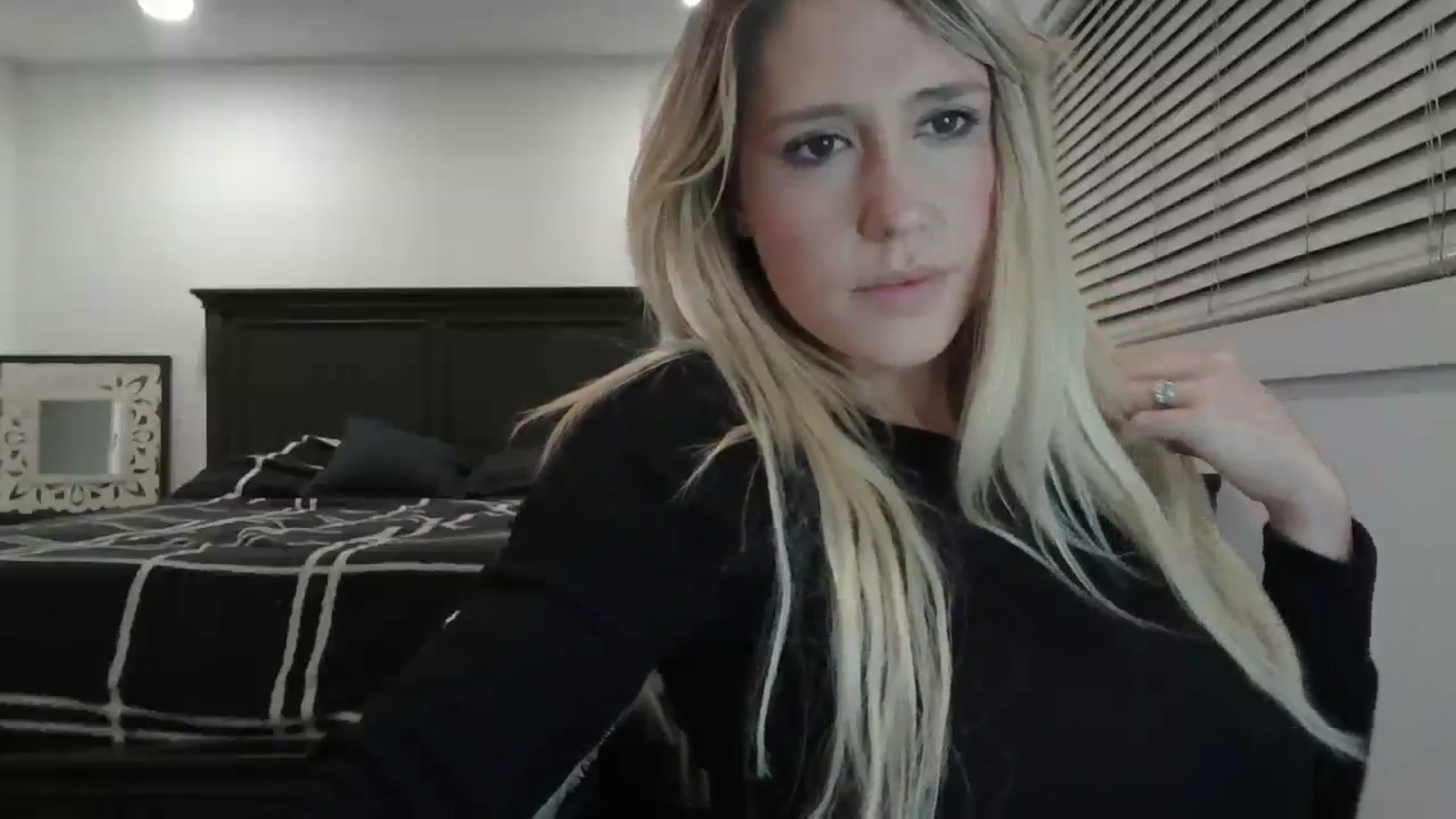 Gallery image thumbnail from blond_milf's myfreecams stream on, 01/04/2025, 06:04 image 11 of 20