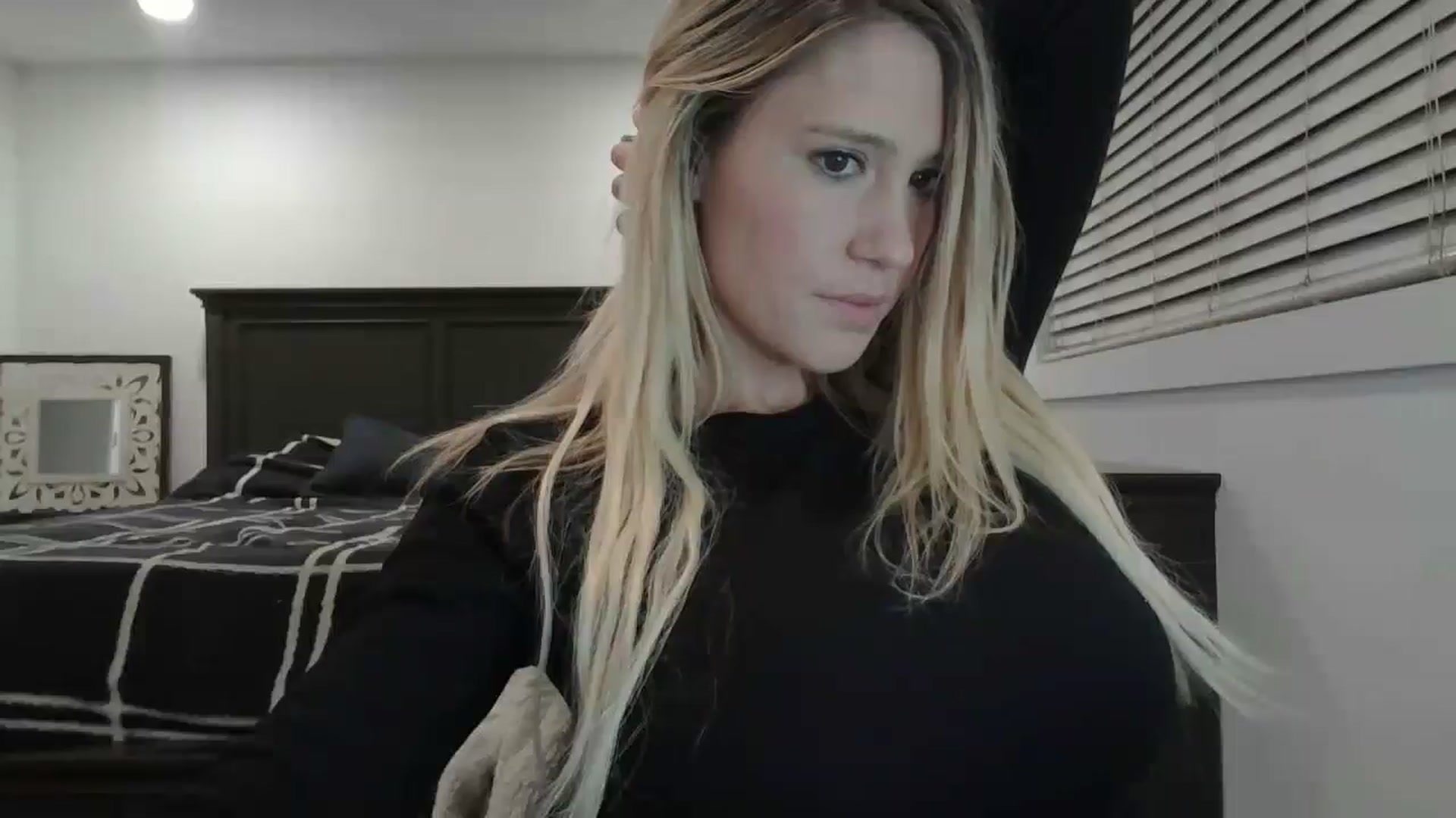 Gallery image thumbnail from blond_milf's myfreecams stream on, 01/04/2025, 06:04 image 10 of 20