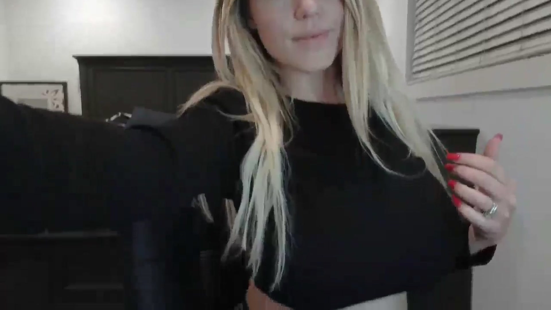 Gallery image thumbnail from blond_milf's myfreecams stream on, 01/04/2025, 07:39 image 10 of 20