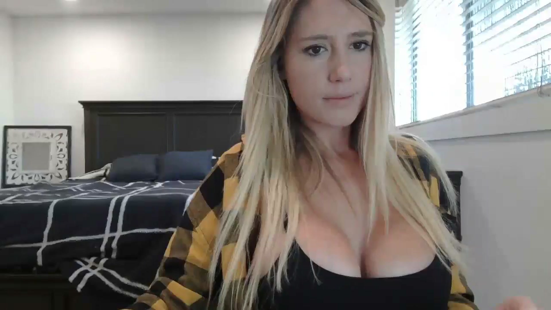 Gallery image thumbnail from blond_milf's myfreecams stream on, 01/04/2025, 23:30 image 4 of 20