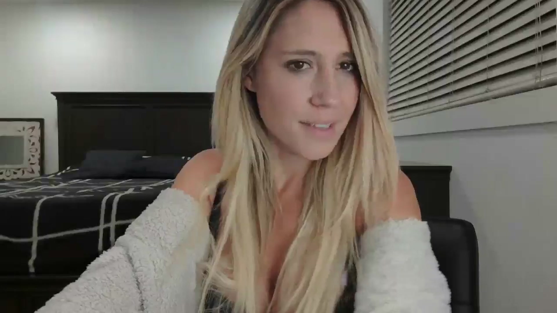 Gallery image thumbnail from blond_milf's myfreecams stream on, 01/10/2025, 06:20 image 5 of 20