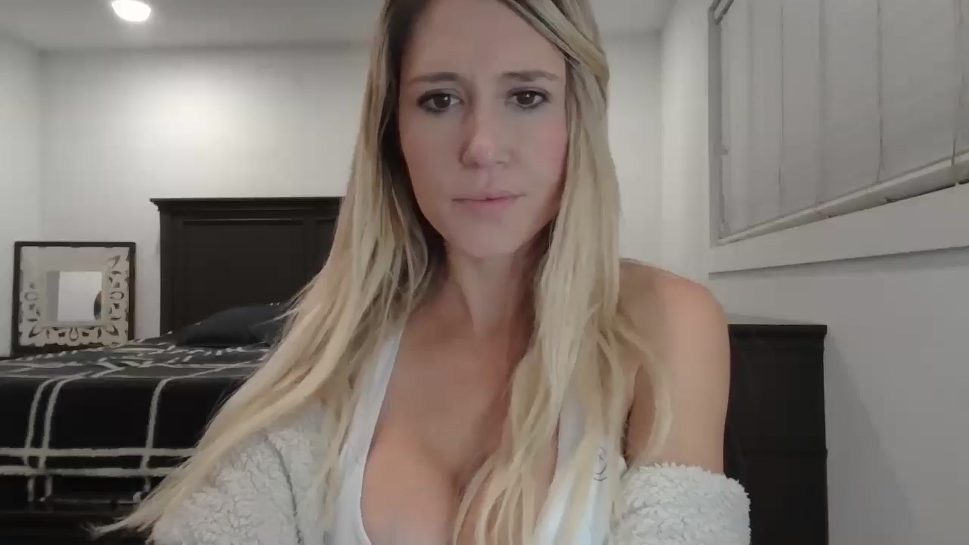 Gallery image thumbnail from blond_milf's myfreecams stream on, 01/23/2025, 08:10 image 4 of 20