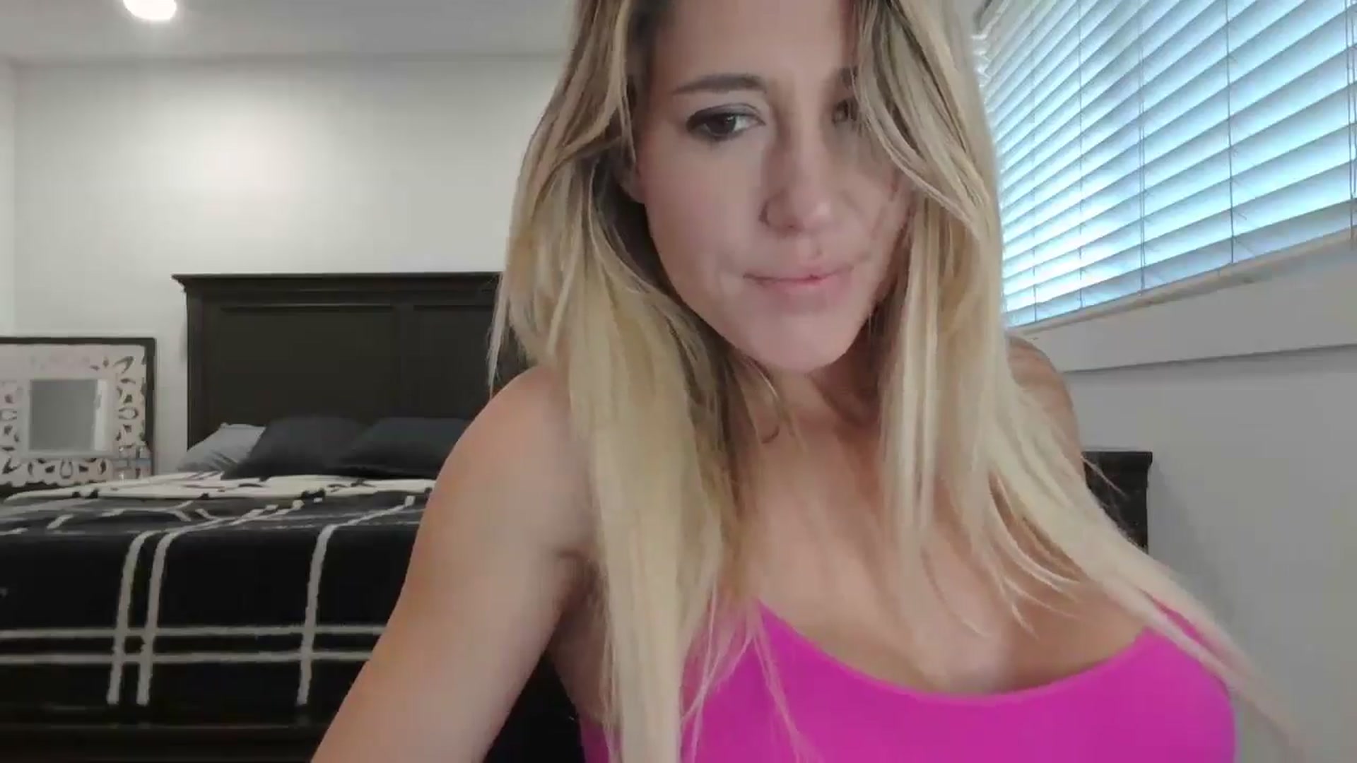 Gallery image thumbnail from blond_milf's myfreecams stream on, 01/27/2025, 23:51 image 3 of 20