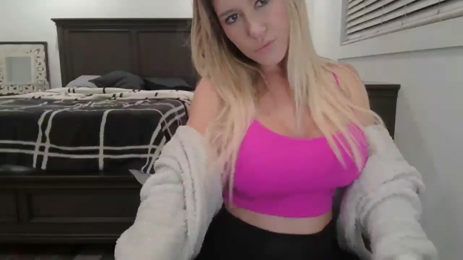 Gallery image thumbnail from blond_milf's myfreecams stream on, 01/28/2025, 08:36 image 9 of 20