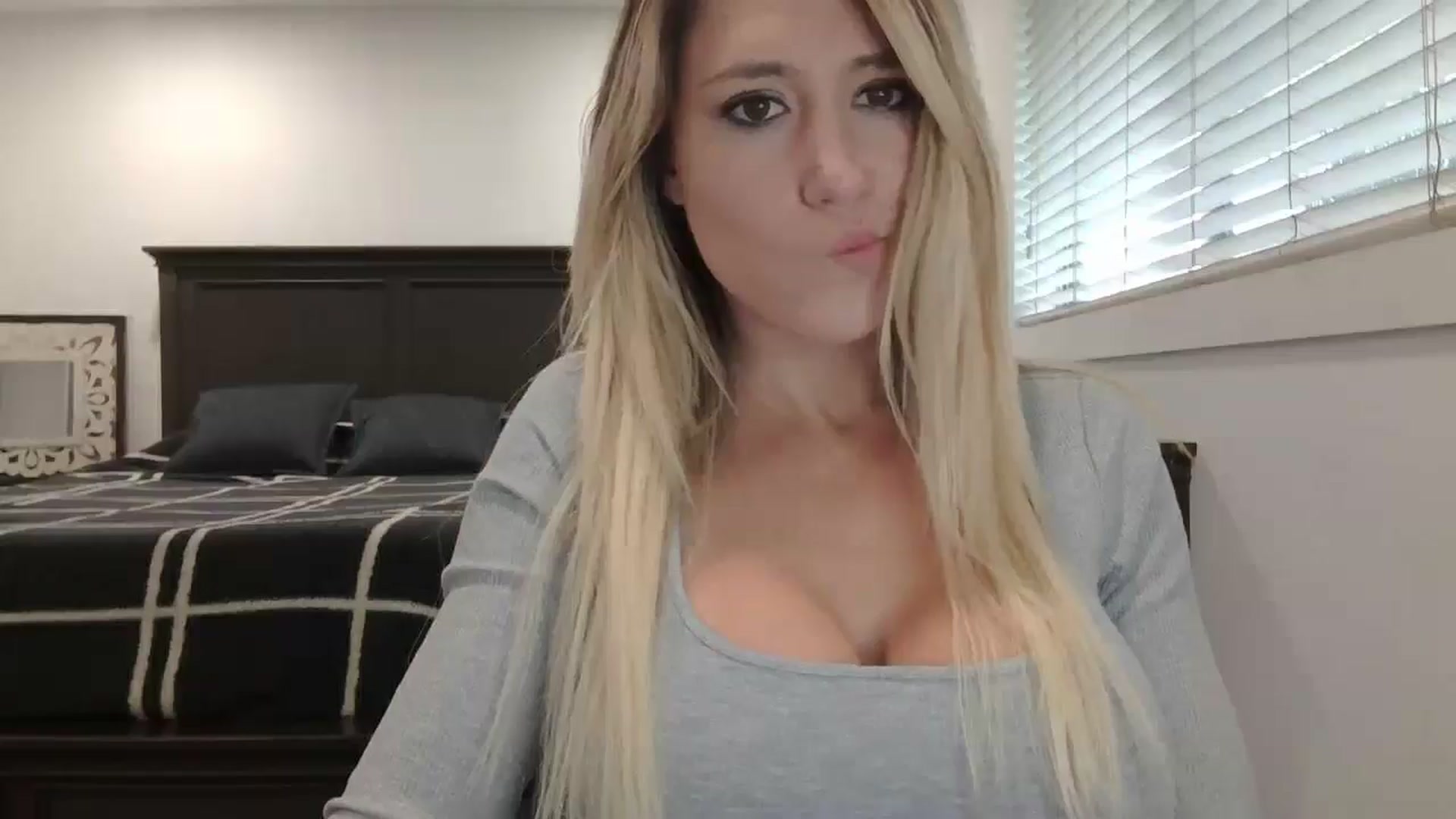 Gallery image thumbnail from blond_milf's myfreecams stream on, 01/31/2025, 21:14 image 10 of 20