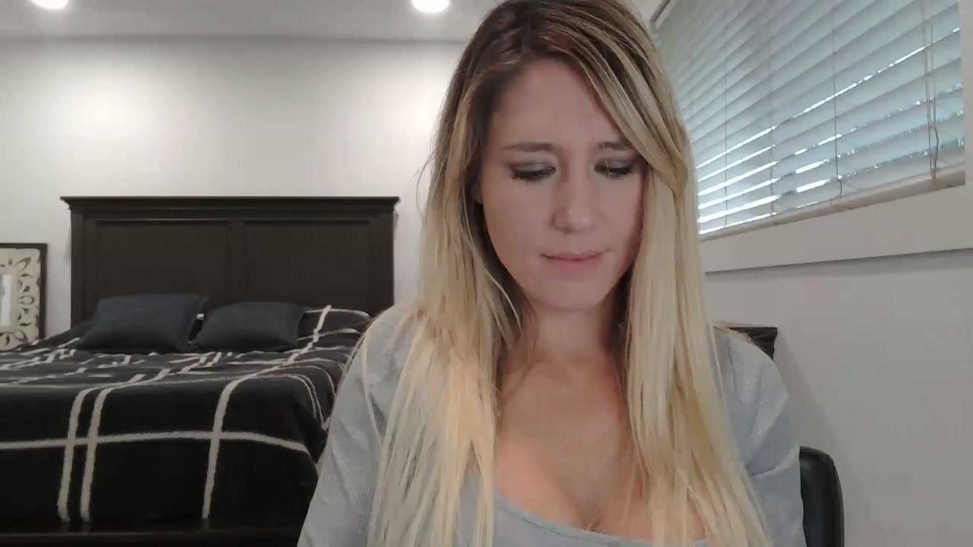 Gallery image thumbnail from blond_milf's myfreecams stream on, 01/31/2025, 22:24 image 16 of 20