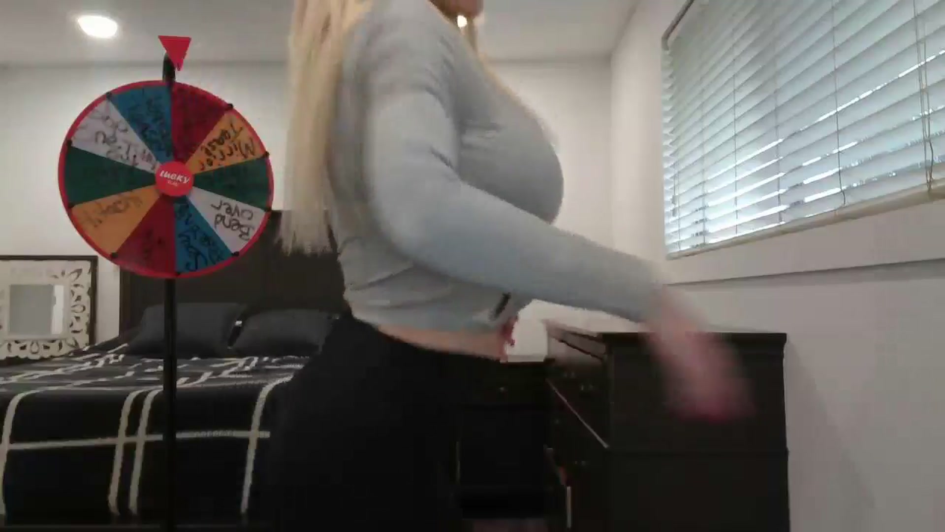 Gallery image thumbnail from blond_milf's myfreecams stream on, 01/31/2025, 22:24 image 8 of 20