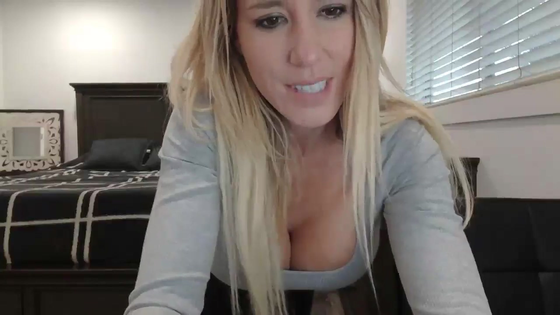Gallery image thumbnail from blond_milf's myfreecams stream on, 01/31/2025, 23:49 image 16 of 20