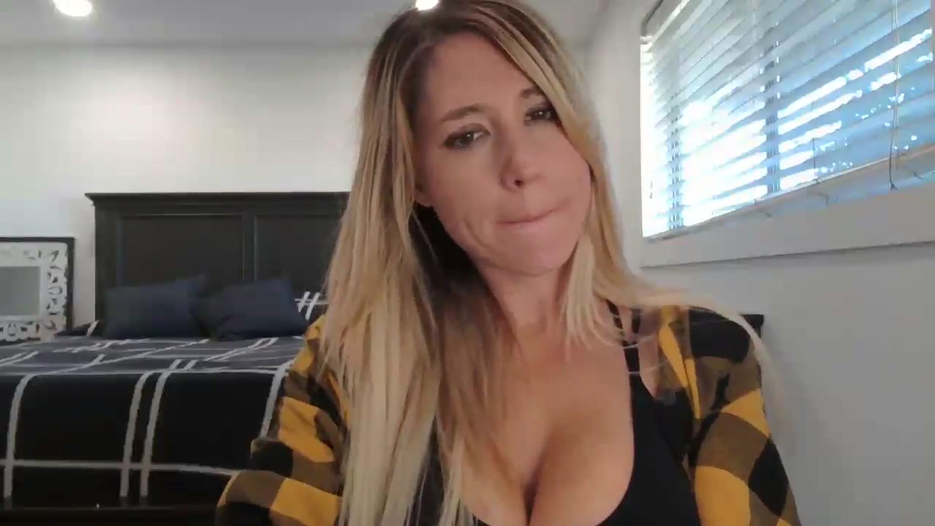 Gallery image thumbnail from blond_milf's myfreecams stream on, 02/06/2025, 24:37 image 3 of 20