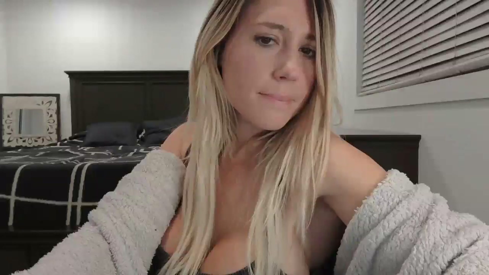 Gallery image thumbnail from blond_milf's myfreecams stream on, 02/08/2025, 07:50 image 17 of 20