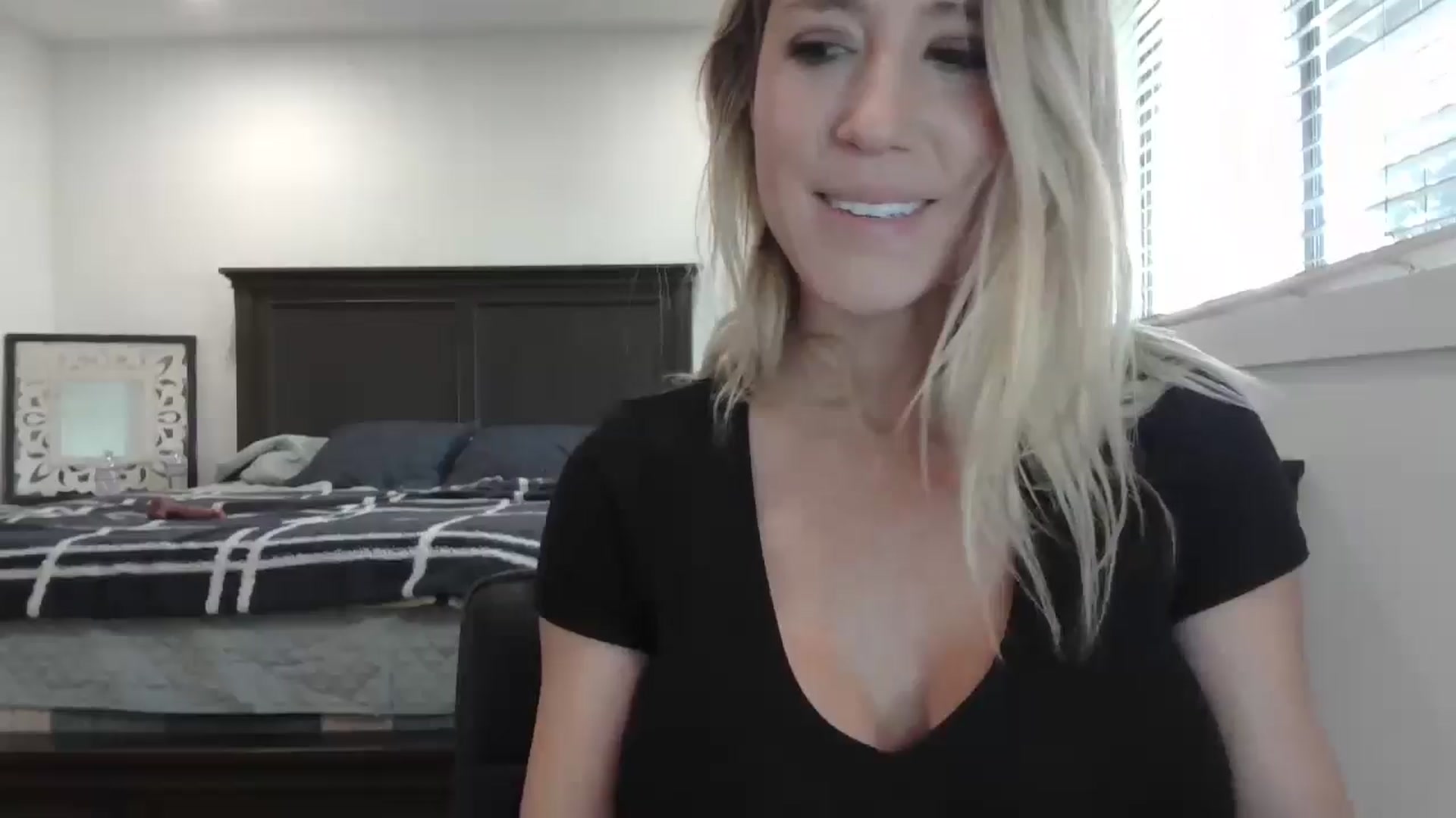 Gallery image thumbnail from blond_milf's myfreecams stream on, 02/28/2025, 24:02 image 8 of 20
