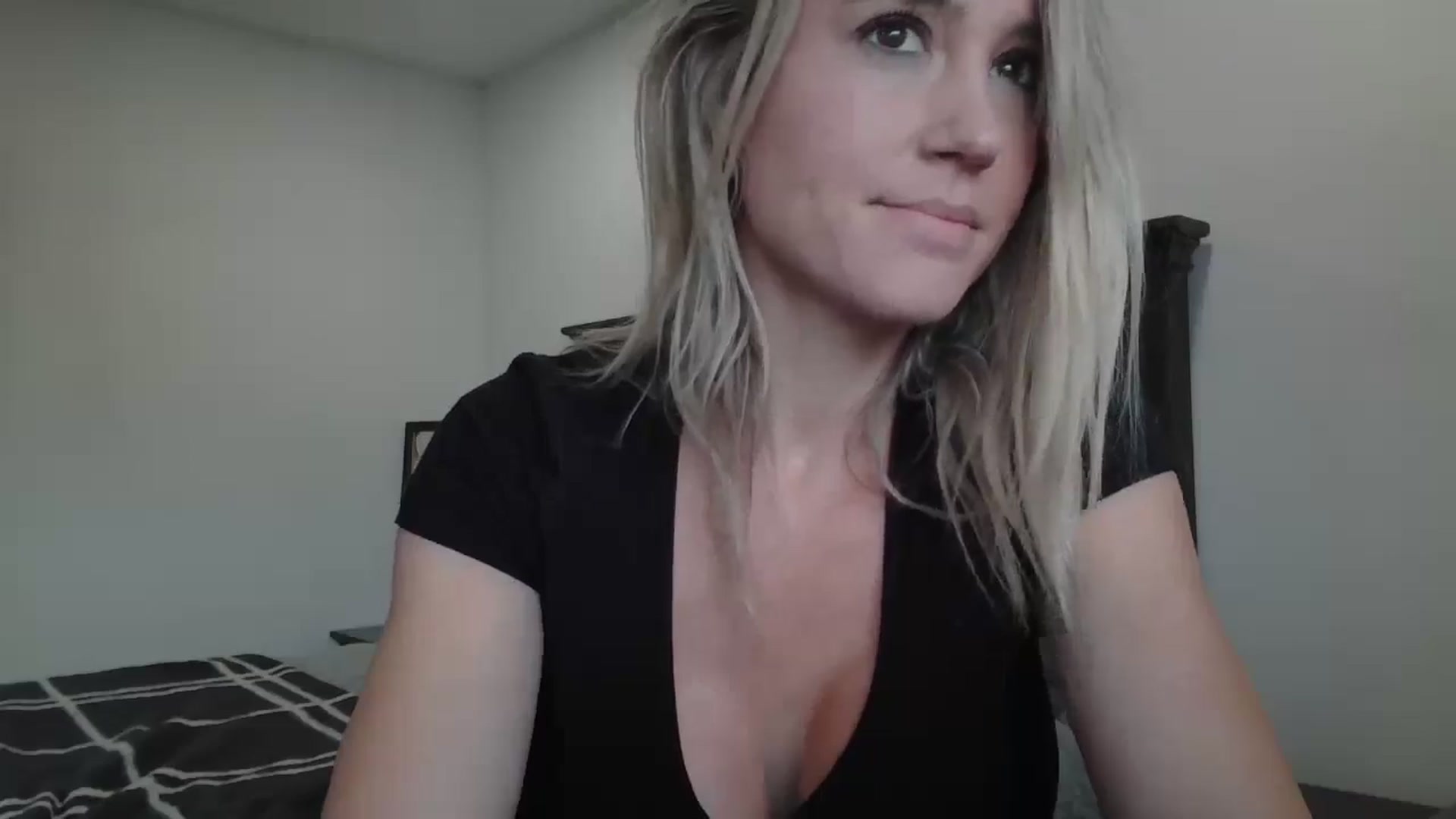 Gallery image thumbnail from blond_milf's myfreecams stream on, 02/28/2025, 24:02 image 18 of 20