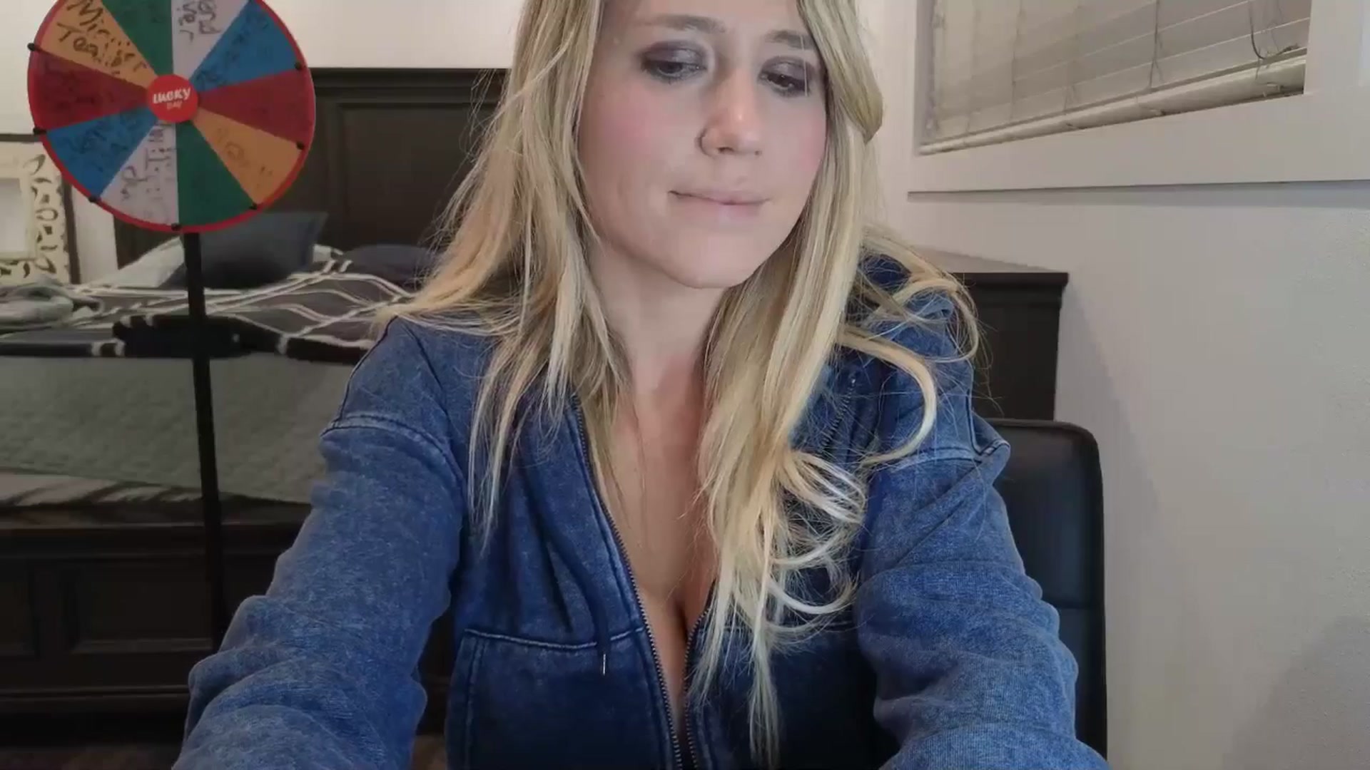 Gallery image thumbnail from blond_milf's myfreecams stream on, 03/28/2025, 05:59 image 6 of 20