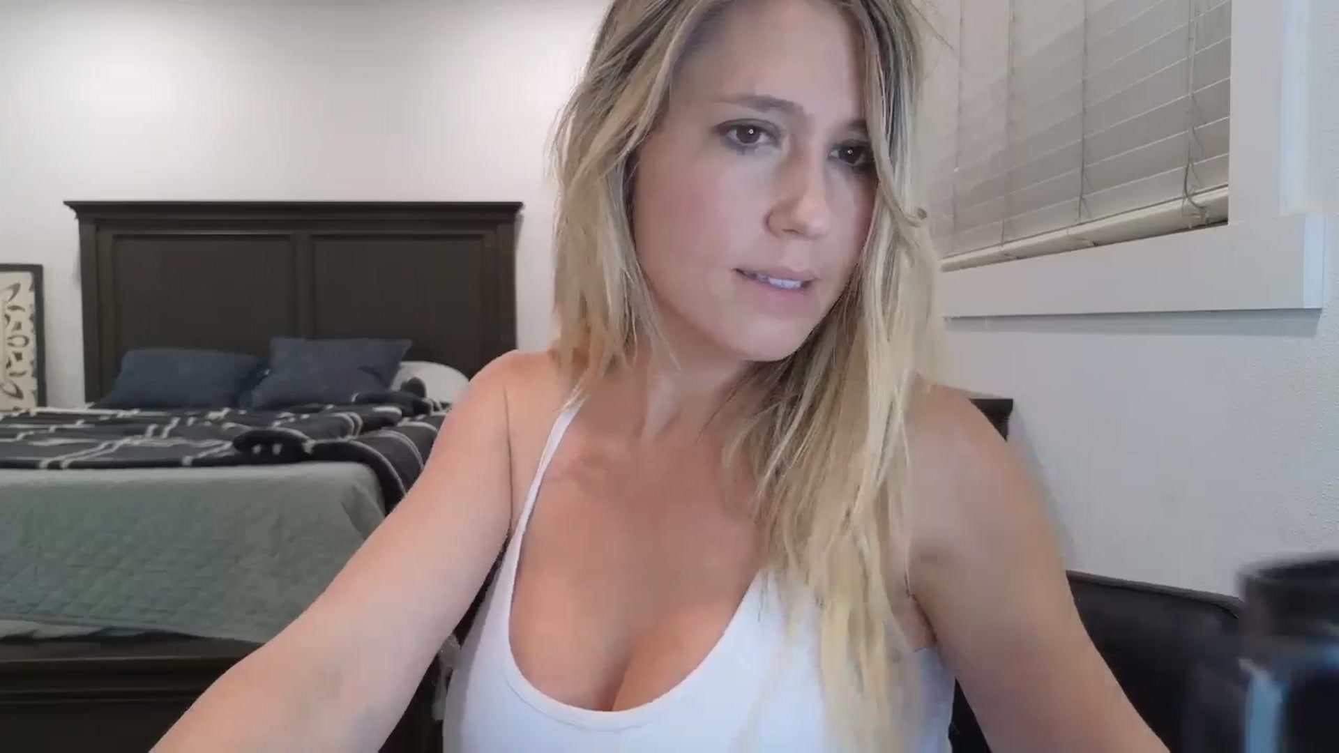 Gallery image thumbnail from blond_milf's myfreecams stream on, 03/29/2025, 06:22 image 2 of 20