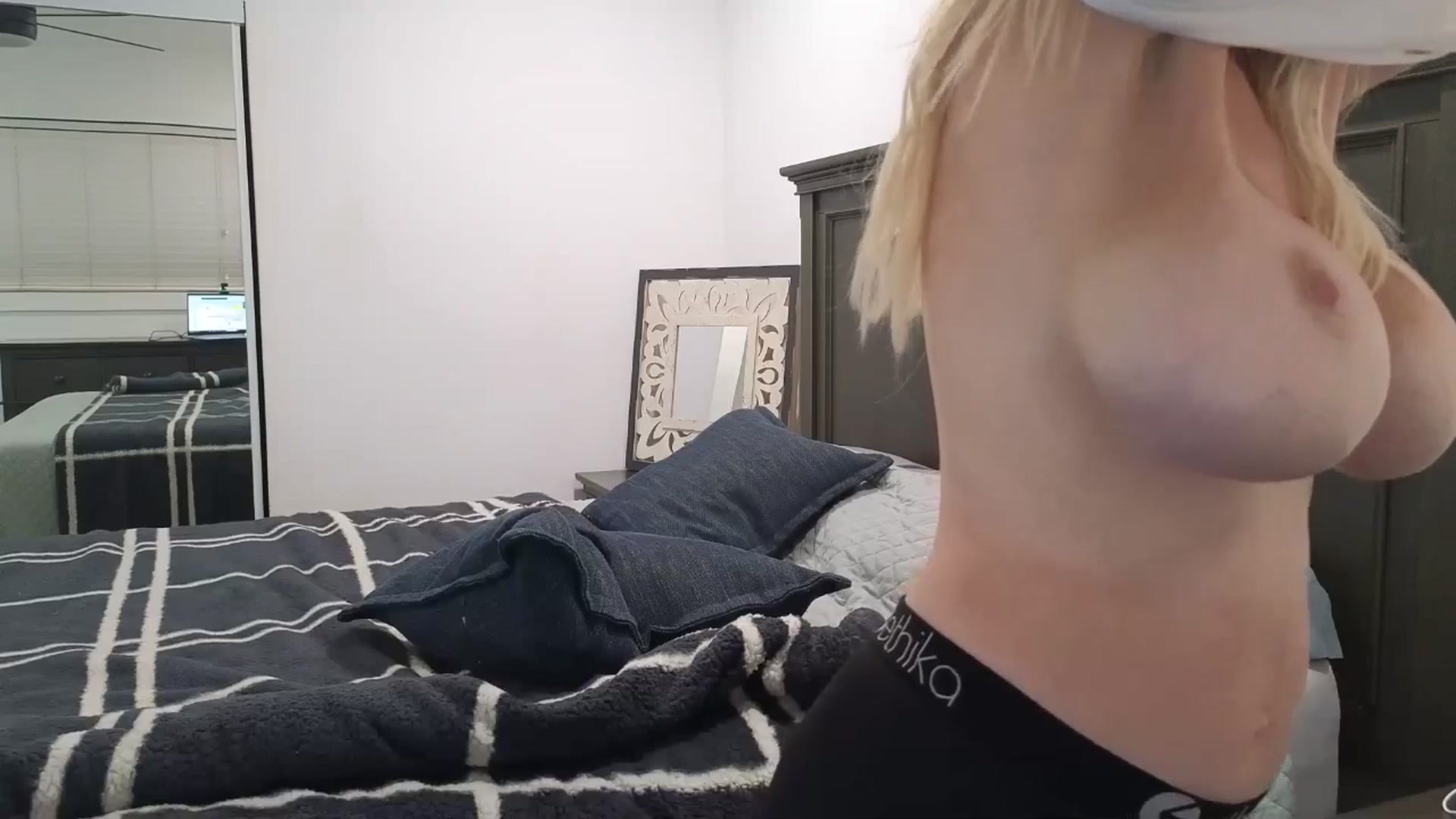 Gallery image thumbnail from blond_milf's myfreecams stream on, 03/29/2025, 06:22 image 10 of 20