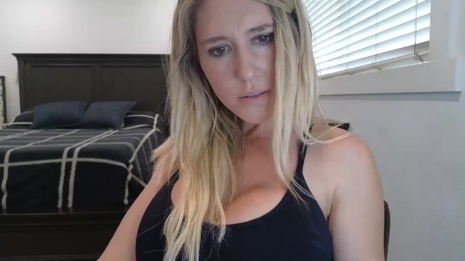 Gallery image thumbnail from blond_milf's myfreecams stream on, 03/31/2025, 24:02 image 12 of 20