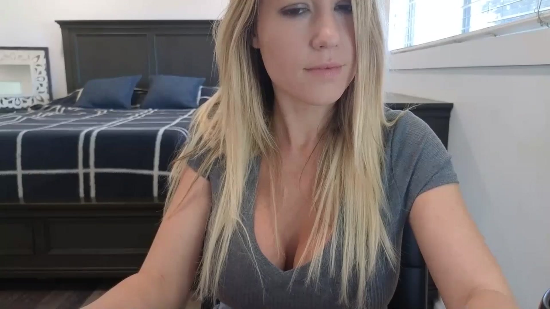 Gallery image thumbnail from blond_milf's myfreecams stream on, 04/04/2025, 21:15 image 10 of 20