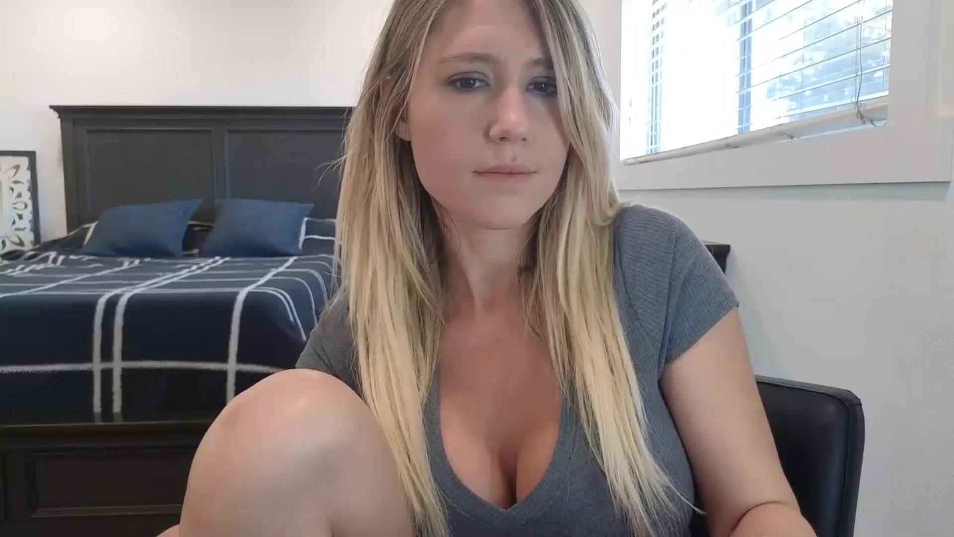Gallery image thumbnail from blond_milf's myfreecams stream on, 04/04/2025, 21:15 image 17 of 20