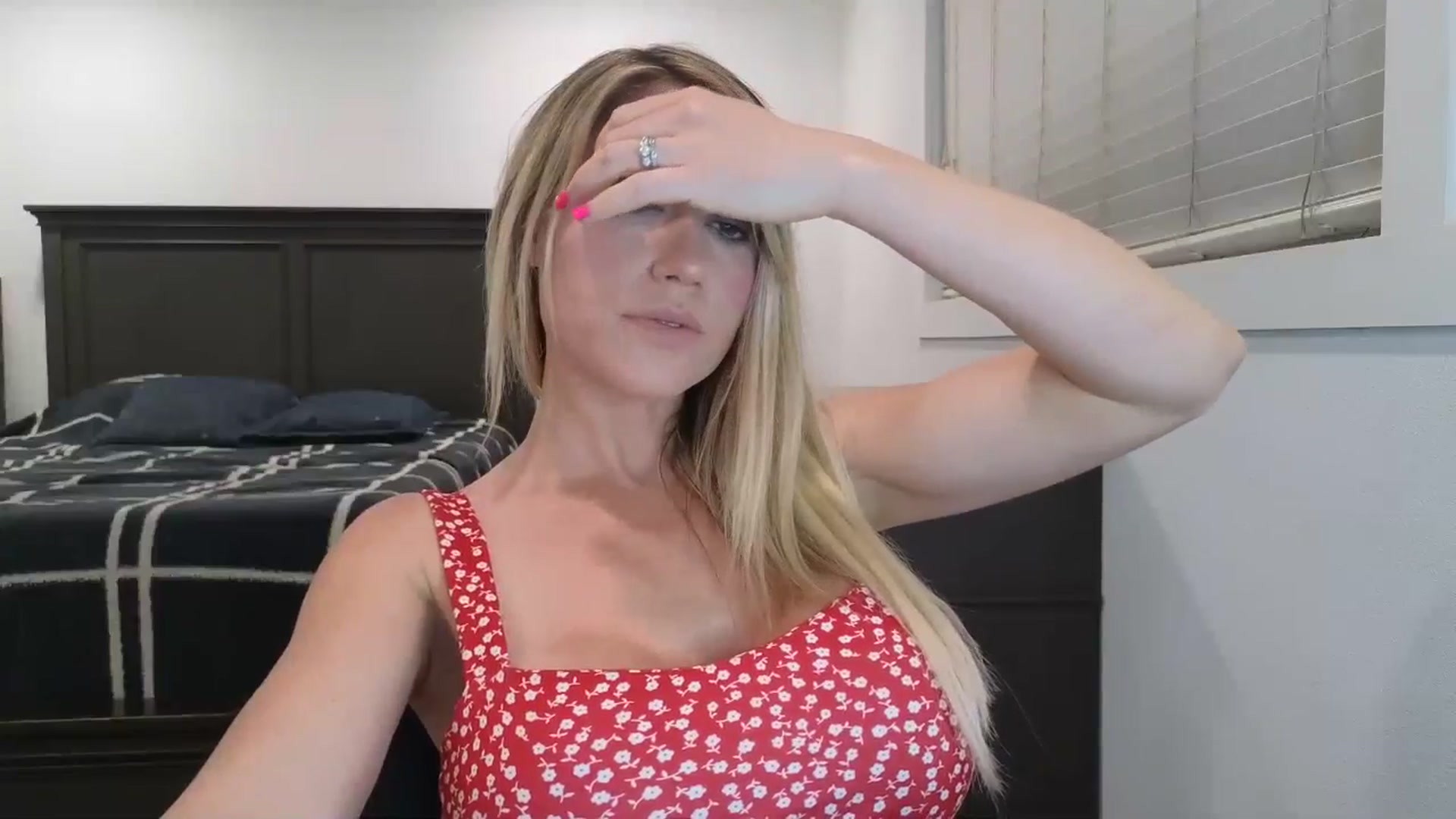 Gallery image thumbnail from blond_milf's myfreecams stream on, 04/09/2025, 05:01 image 4 of 20