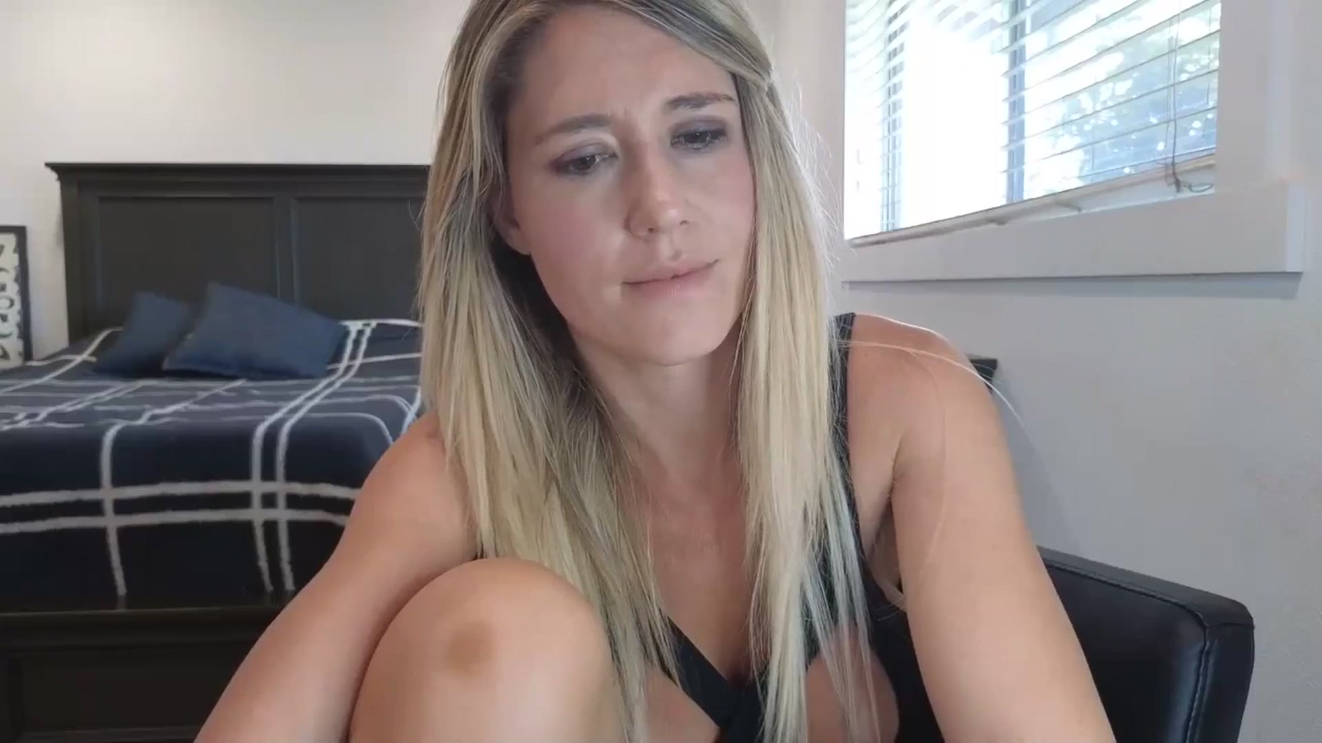 Gallery image thumbnail from blond_milf's myfreecams stream on, 04/22/2025, 22:34 image 16 of 20