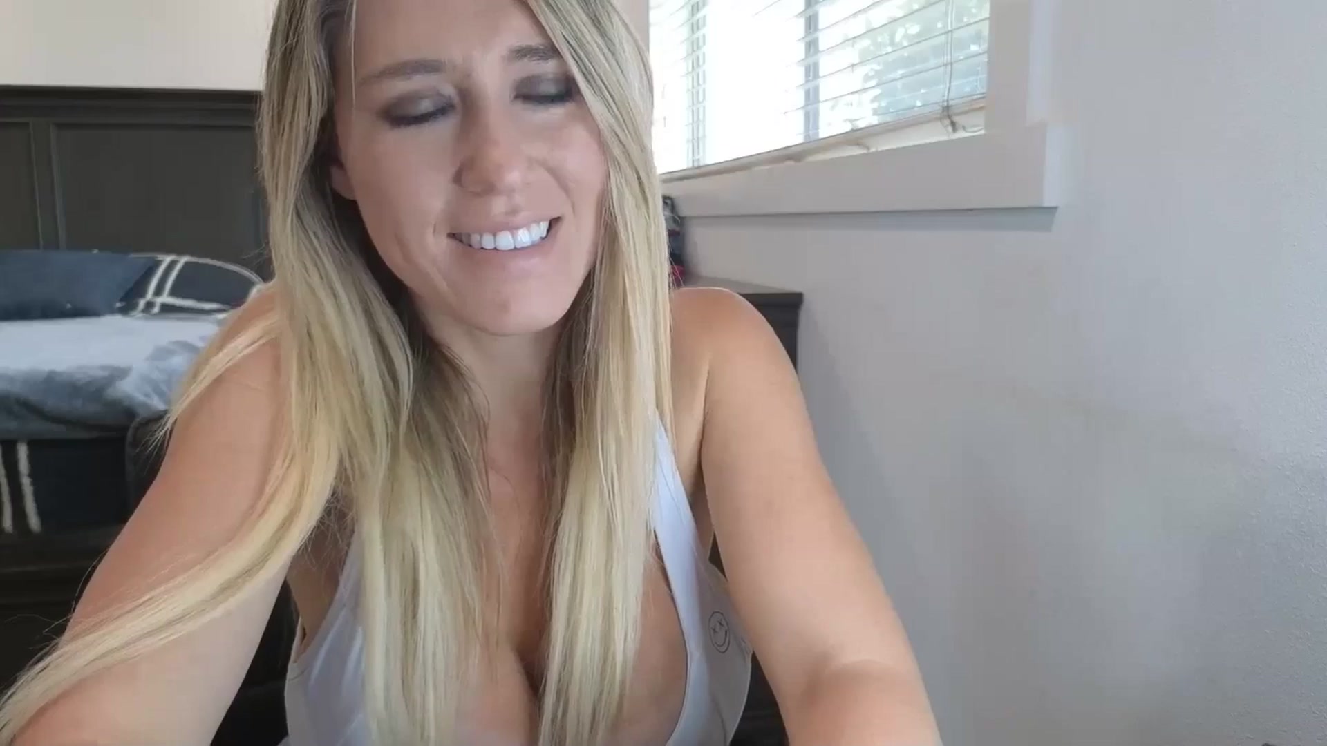 Gallery image thumbnail from blond_milf's myfreecams stream on, 04/25/2025, 20:27 image 14 of 20
