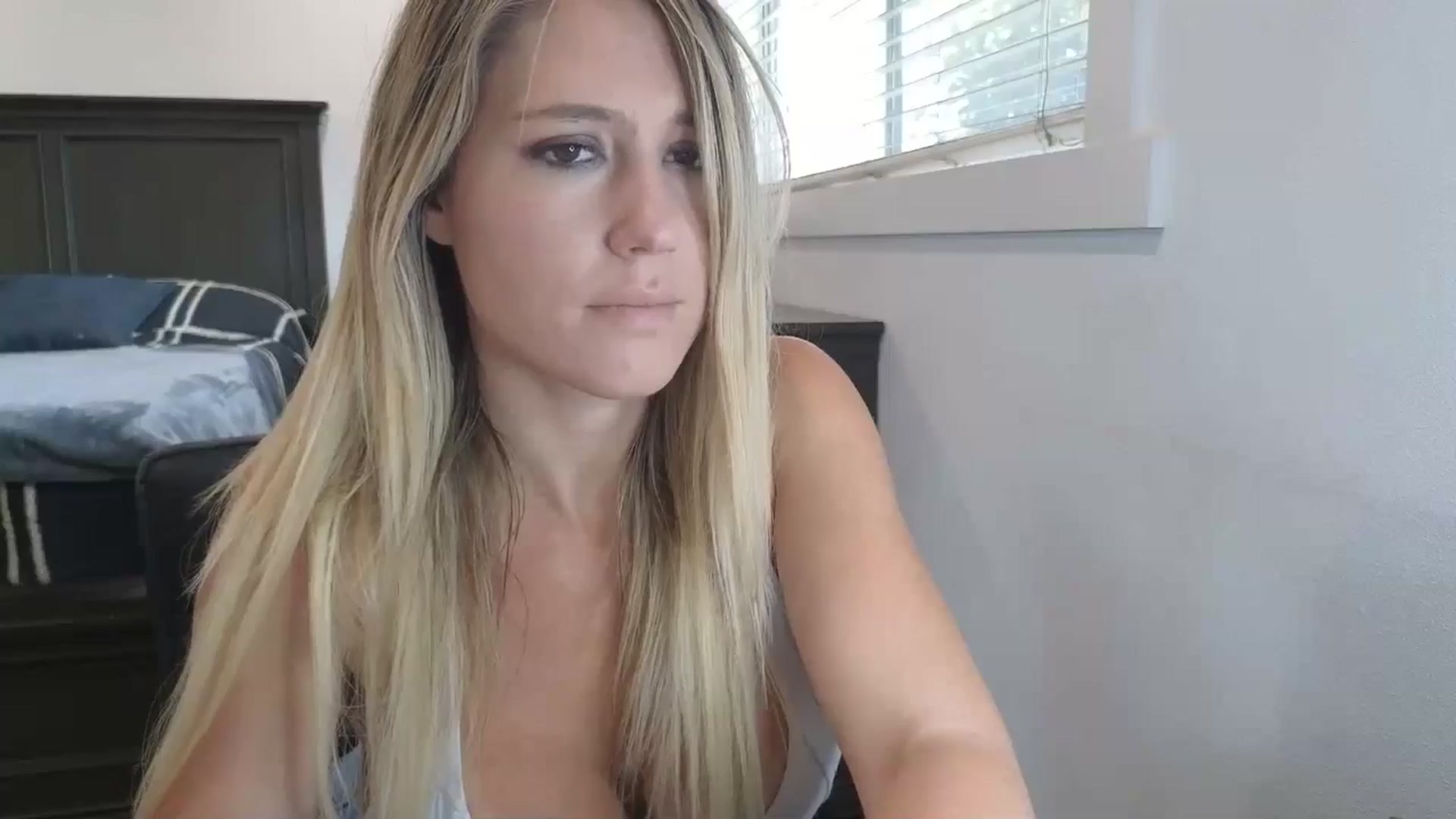 Gallery image thumbnail from blond_milf's myfreecams stream on, 04/25/2025, 20:27 image 13 of 20