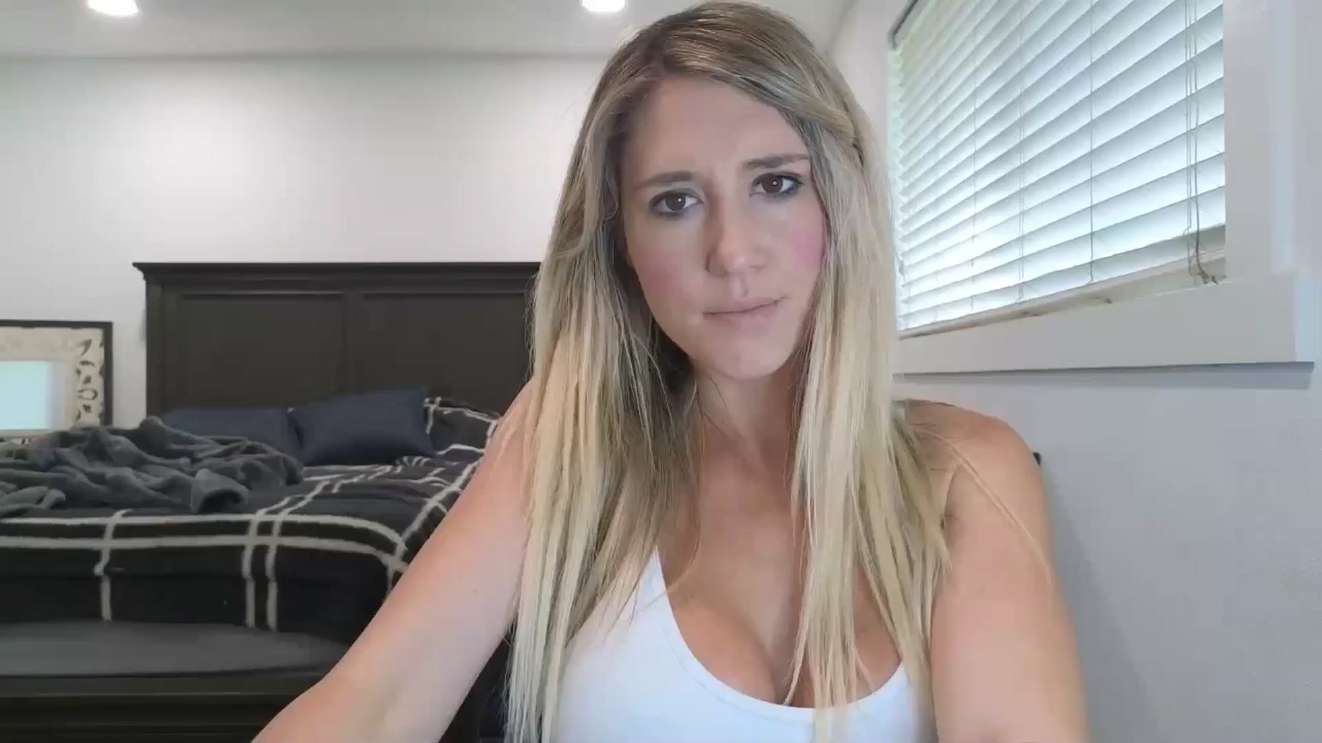 Gallery image thumbnail from blond_milf's myfreecams stream on, 04/27/2025, 23:41 image 1 of 20