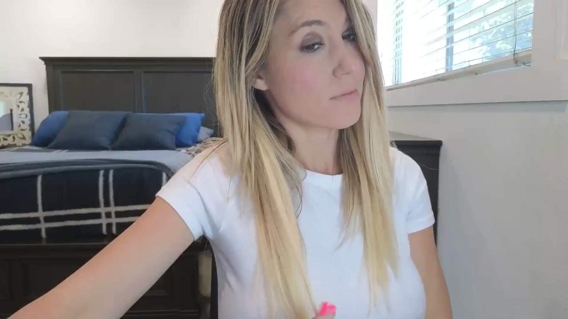 Gallery image thumbnail from blond_milf's myfreecams stream on, 04/28/2025, 22:49 image 17 of 20