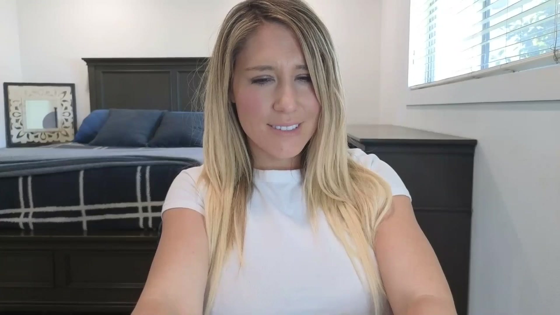 Gallery image thumbnail from blond_milf's myfreecams stream on, 04/28/2025, 22:49 image 19 of 20