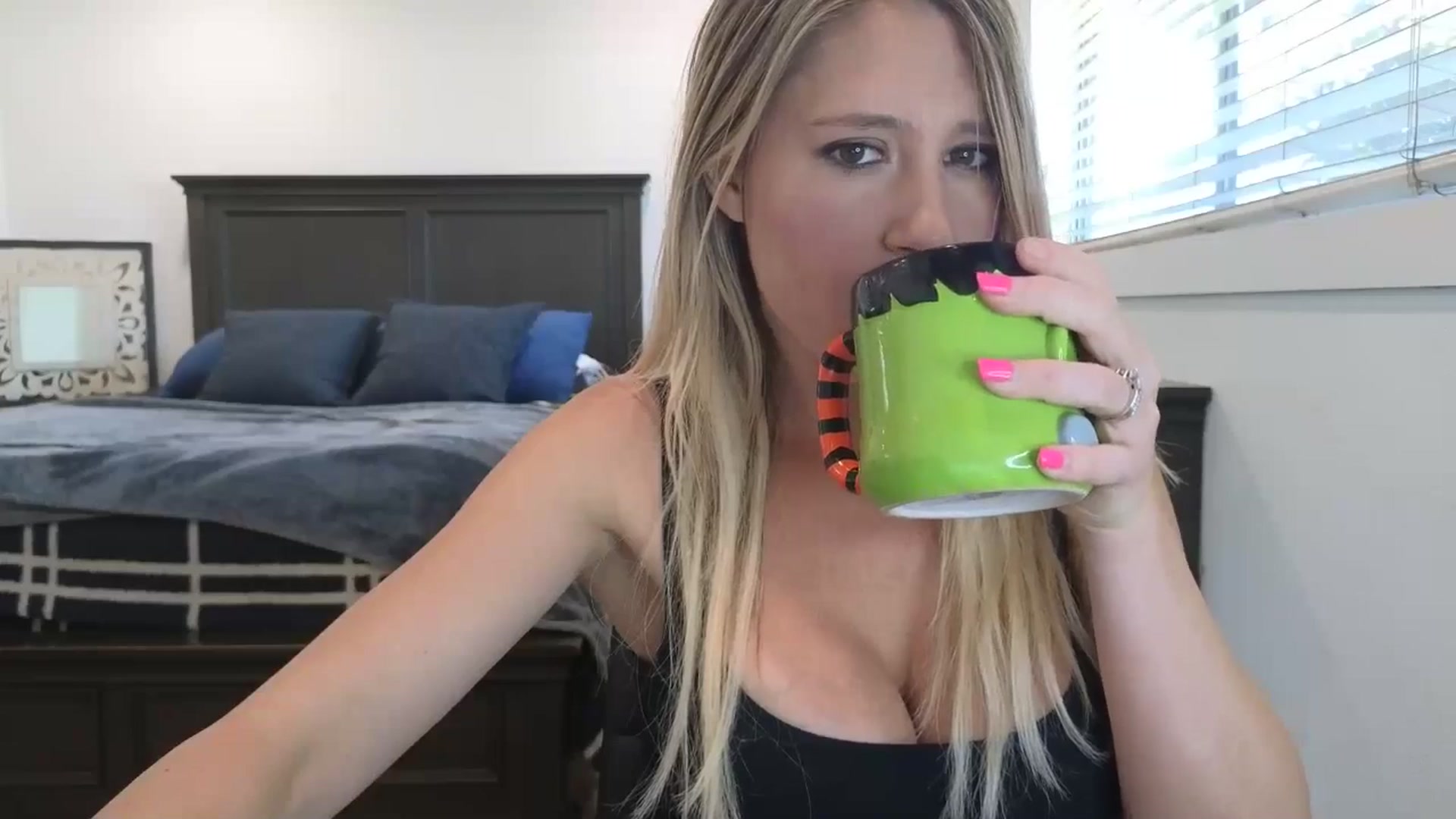 Gallery image thumbnail from blond_milf's myfreecams stream on, 04/29/2025, 19:26 image 13 of 20