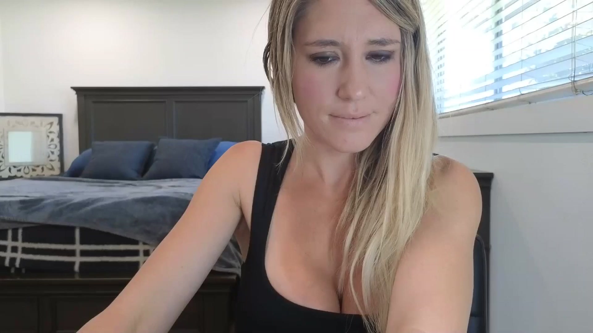 Gallery image thumbnail from blond_milf's myfreecams stream on, 04/29/2025, 19:41 image 11 of 20