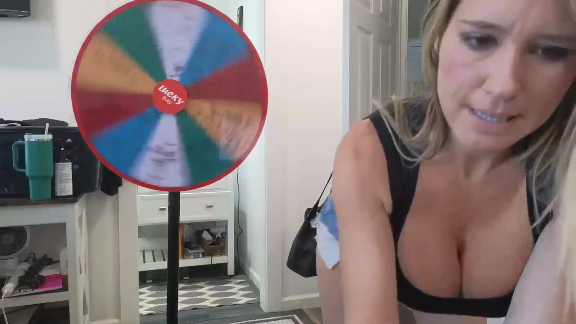 Gallery image thumbnail from blond_milf's myfreecams stream on, 04/29/2025, 19:41 image 18 of 20