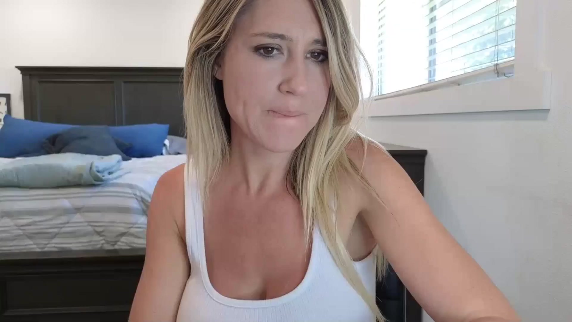 Gallery image thumbnail from blond_milf's myfreecams stream on, 05/25/2025, 23:23 image 3 of 20