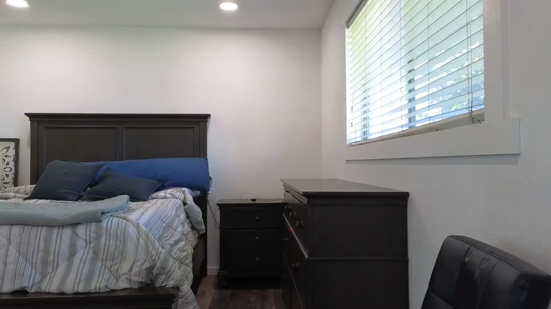 Gallery image thumbnail from blond_milf's myfreecams stream on, 05/29/2025, 21:43 image 16 of 20